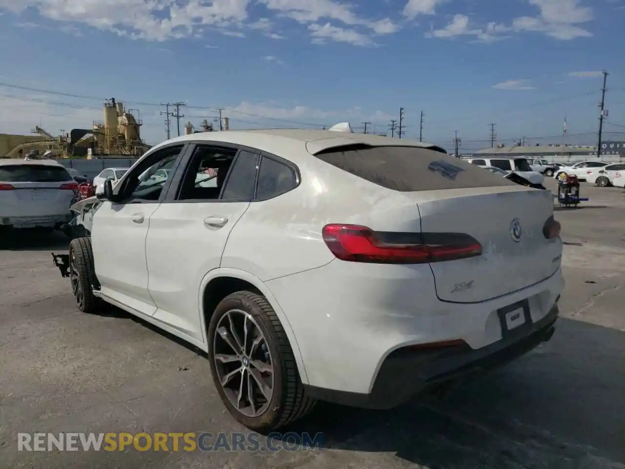 3 Photograph of a damaged car 5UX2V1C09M9G79216 BMW X4 2021