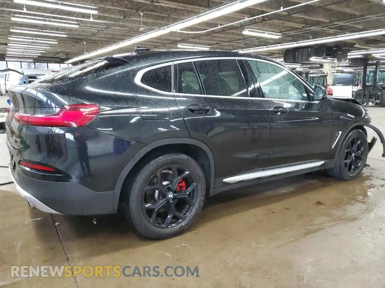 3 Photograph of a damaged car 5UX2V1C09M9G91401 BMW X4 2021