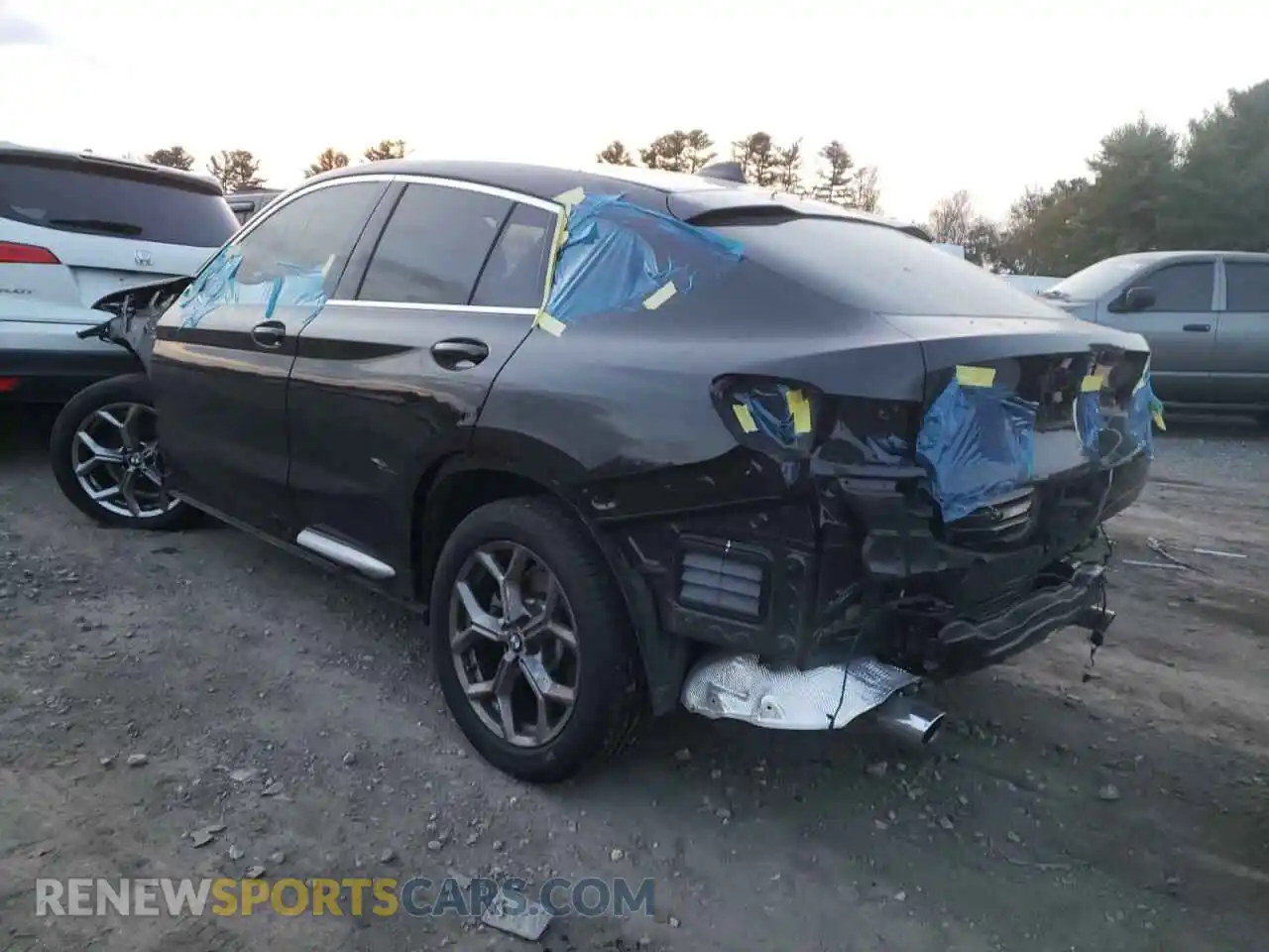 3 Photograph of a damaged car 5UX2V1C0XM9G10499 BMW X4 2021