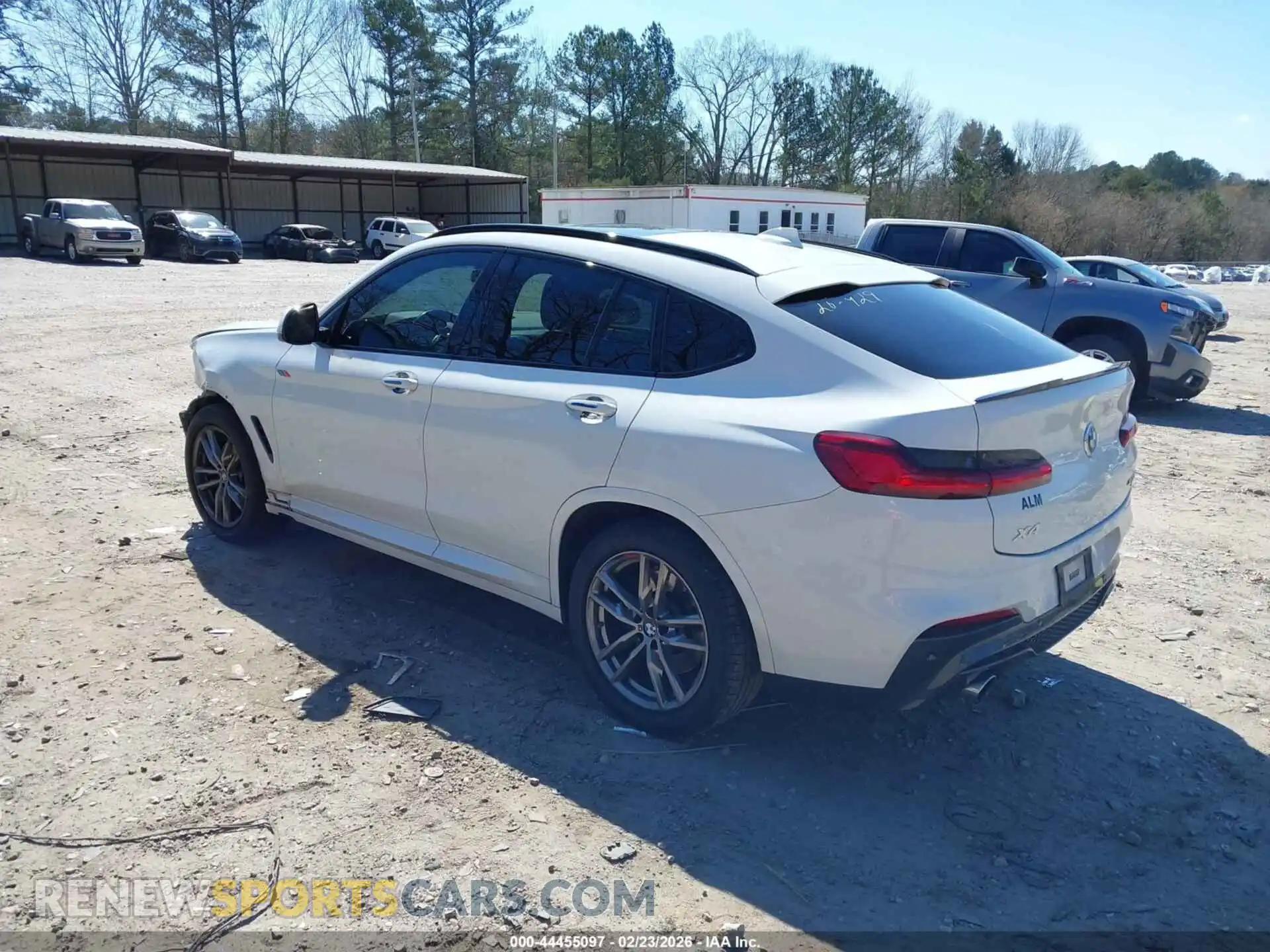 3 Photograph of a damaged car 5UX2V1C0XM9G91360 BMW X4 2021