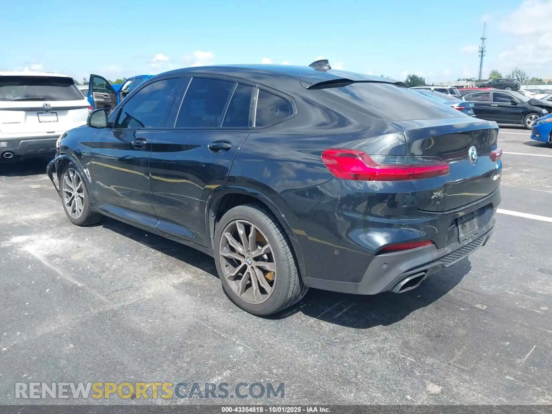 3 Photograph of a damaged car 5UX2V5C00M9F61160 BMW X4 2021