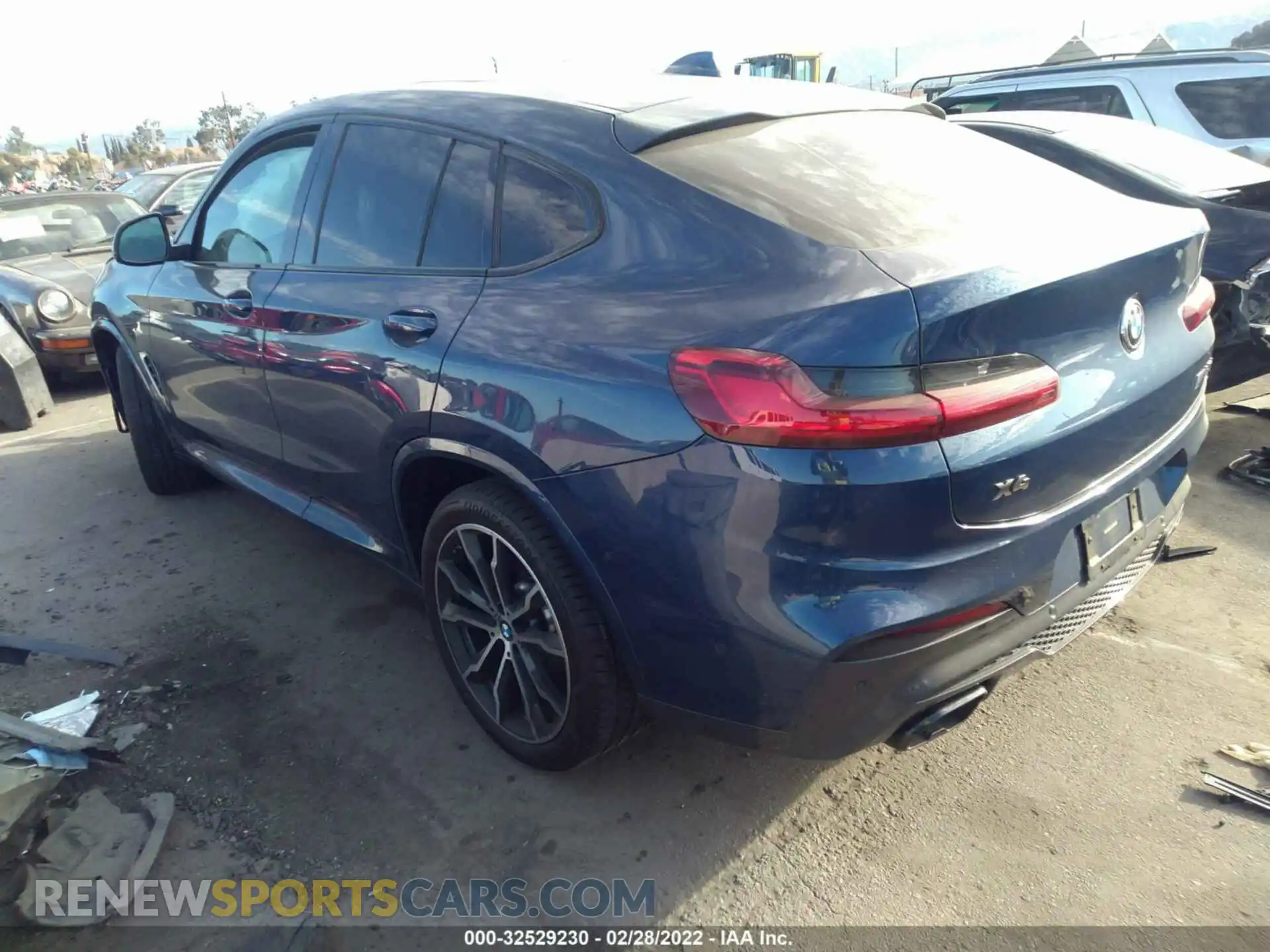 3 Photograph of a damaged car 5UX2V5C01M9E77610 BMW X4 2021
