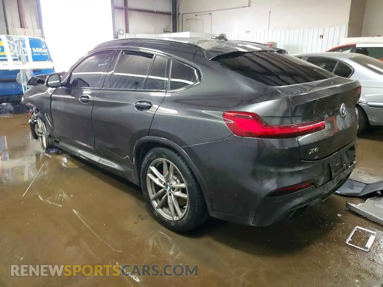 2 Photograph of a damaged car 5UX2V5C01M9H38122 BMW X4 2021