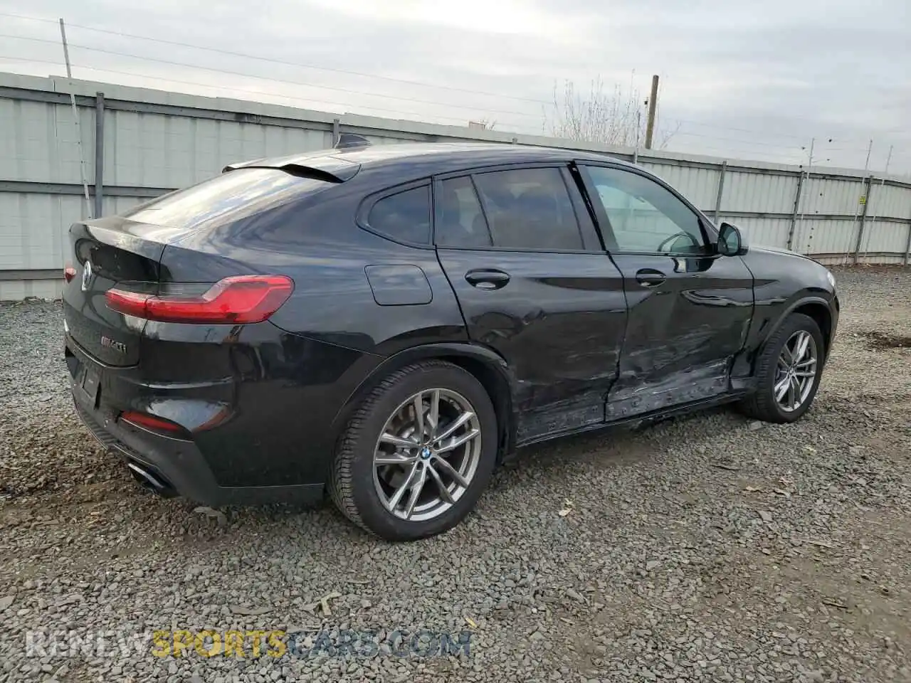 3 Photograph of a damaged car 5UX2V5C06M9E29536 BMW X4 2021