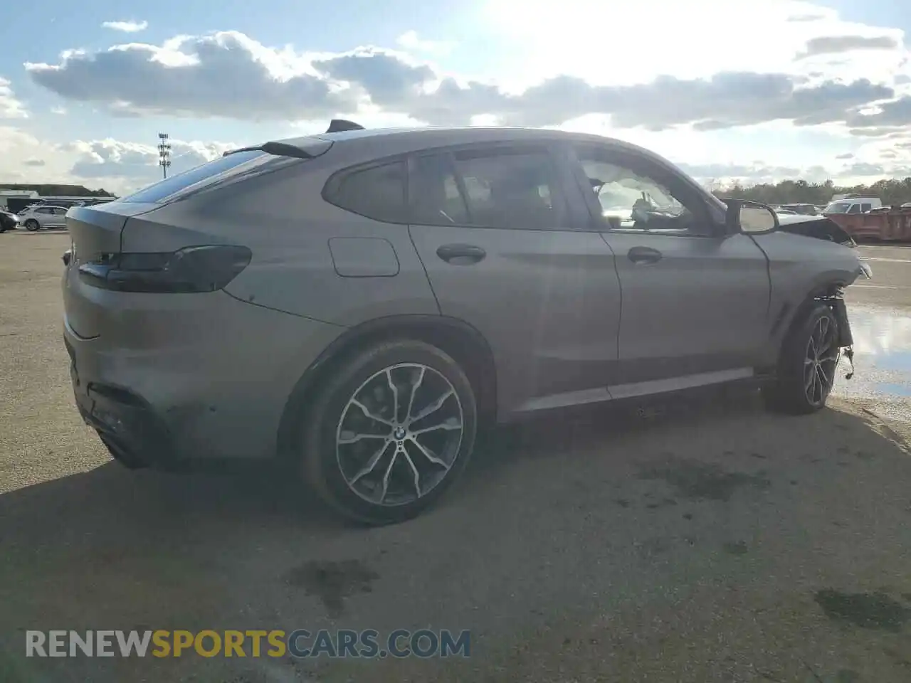 3 Photograph of a damaged car 5UX2V5C08M9F52562 BMW X4 2021