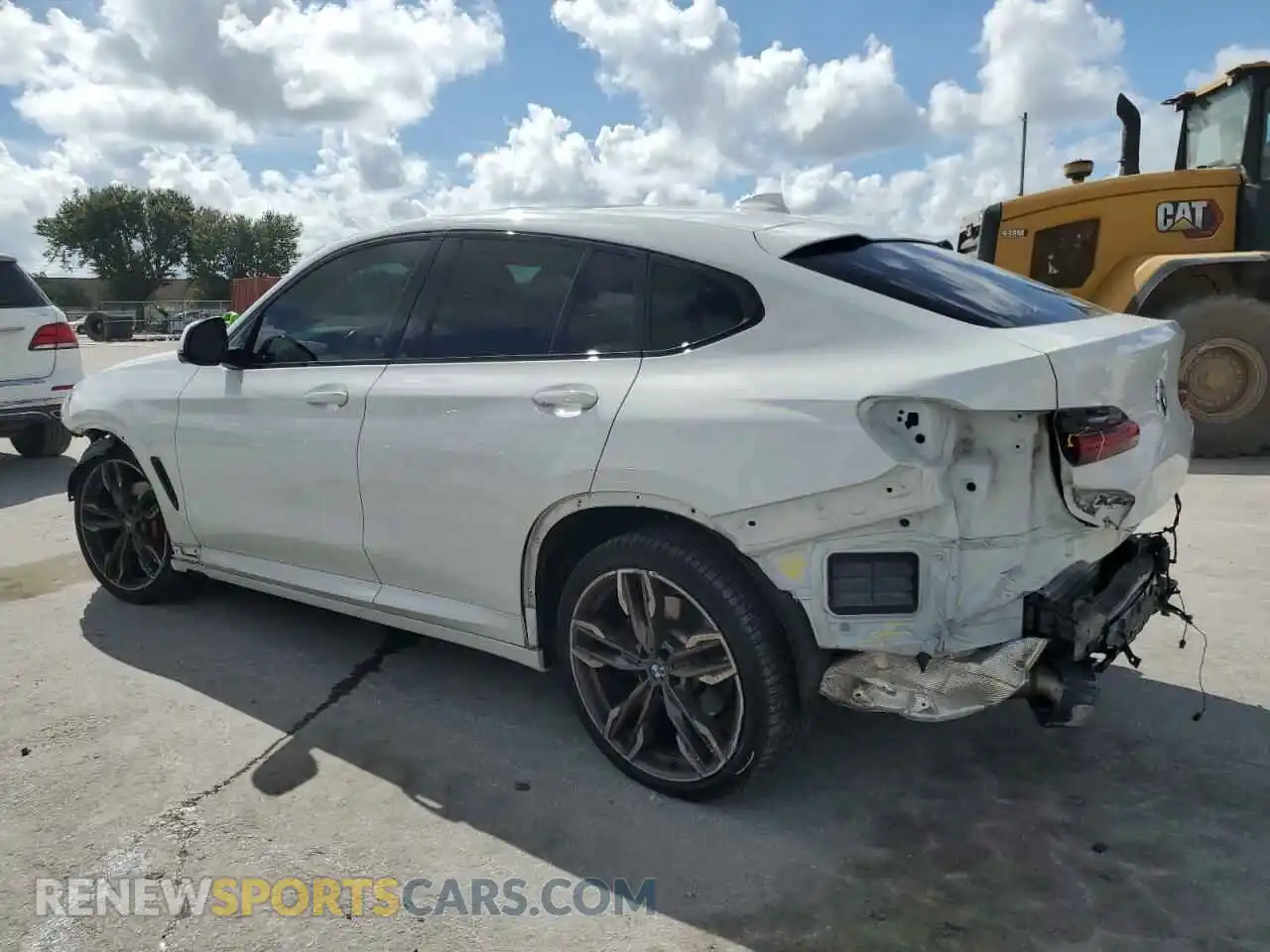 2 Photograph of a damaged car 5UX2V5C09M9E99886 BMW X4 2021