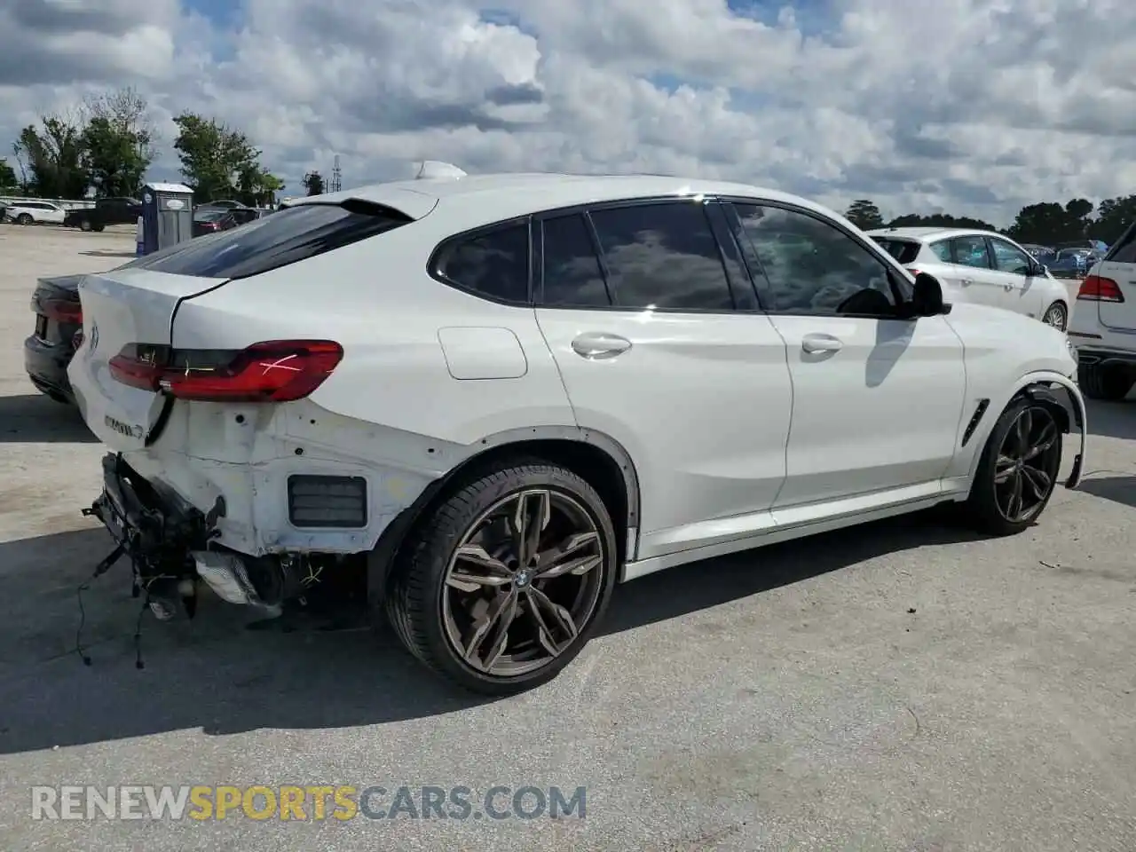 3 Photograph of a damaged car 5UX2V5C09M9E99886 BMW X4 2021