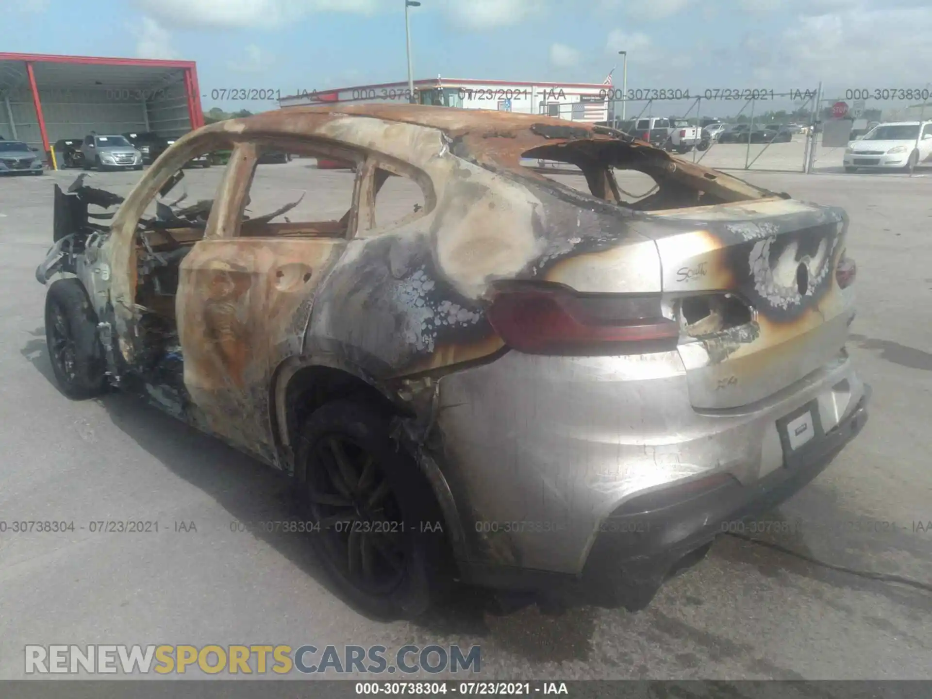 3 Photograph of a damaged car 5UX2V5C09M9F07050 BMW X4 2021
