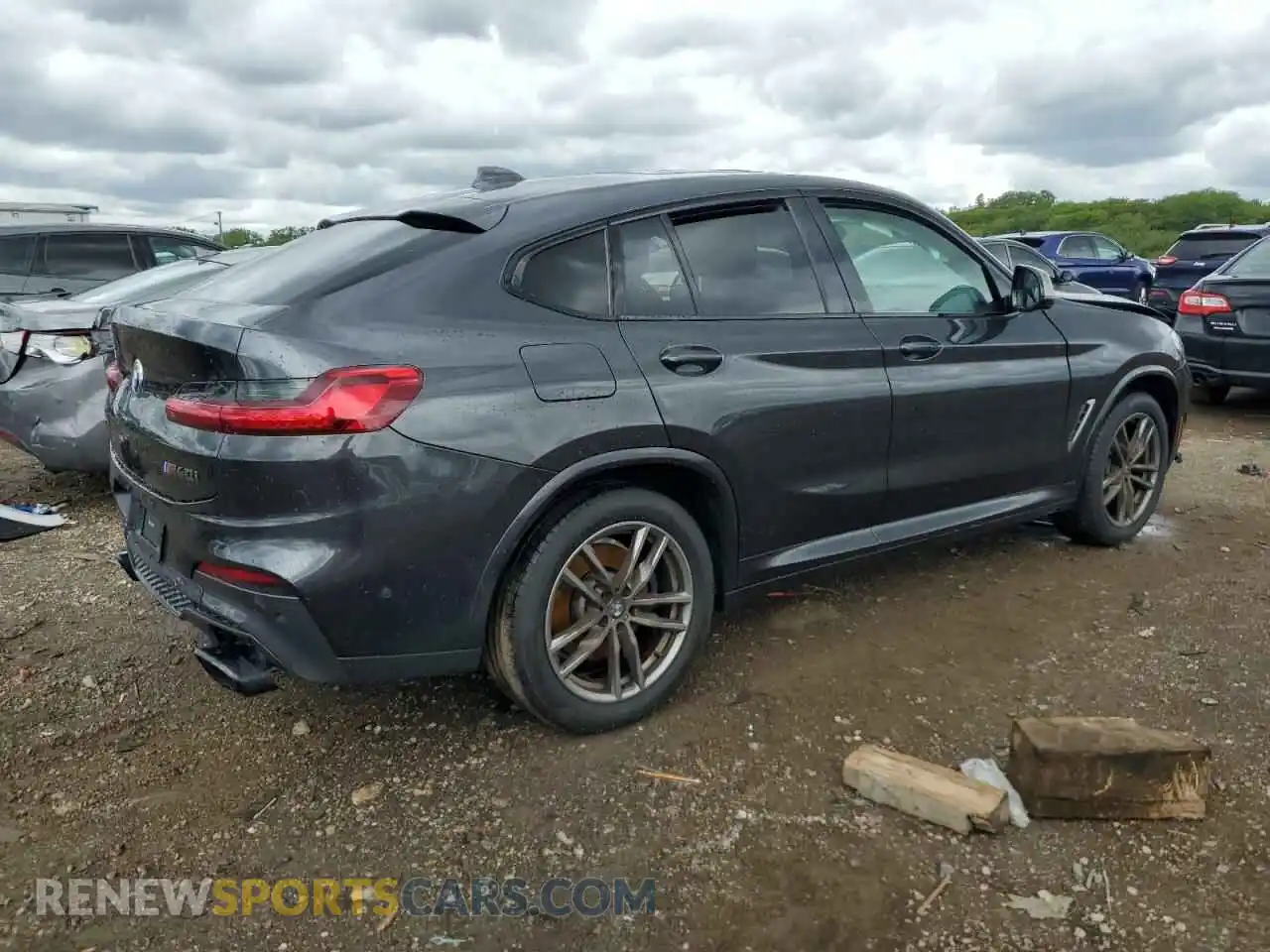 3 Photograph of a damaged car 5UX2V5C0XM9F04867 BMW X4 2021