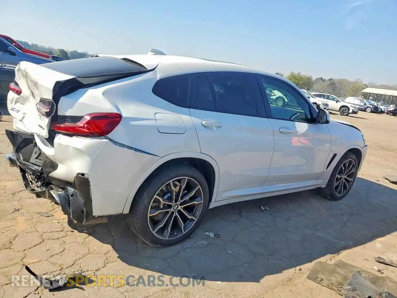 3 Photograph of a damaged car 5UX33DT00N9L88548 BMW X4 2022