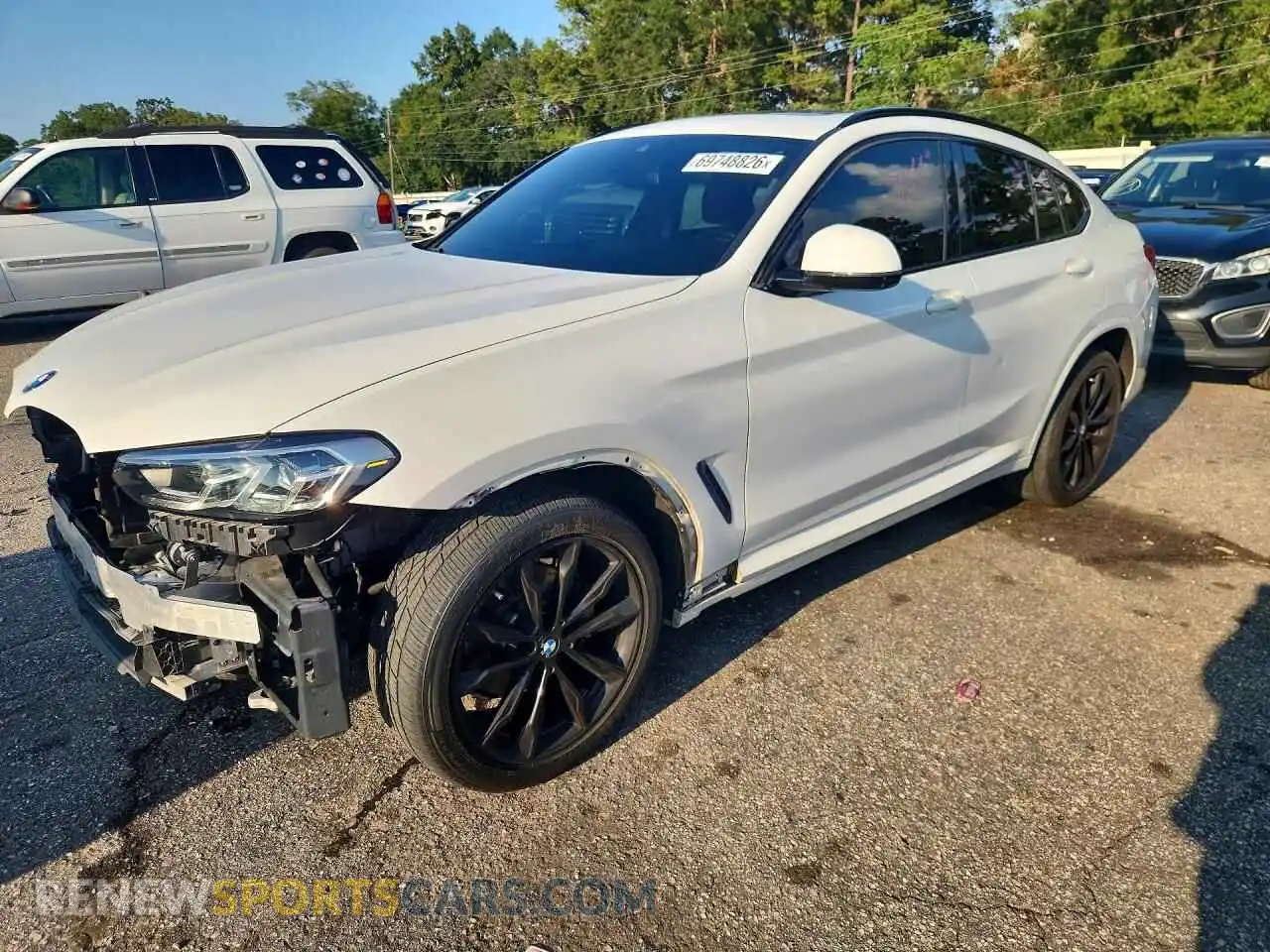 1 Photograph of a damaged car 5UX33DT01N9L25720 BMW X4 2022