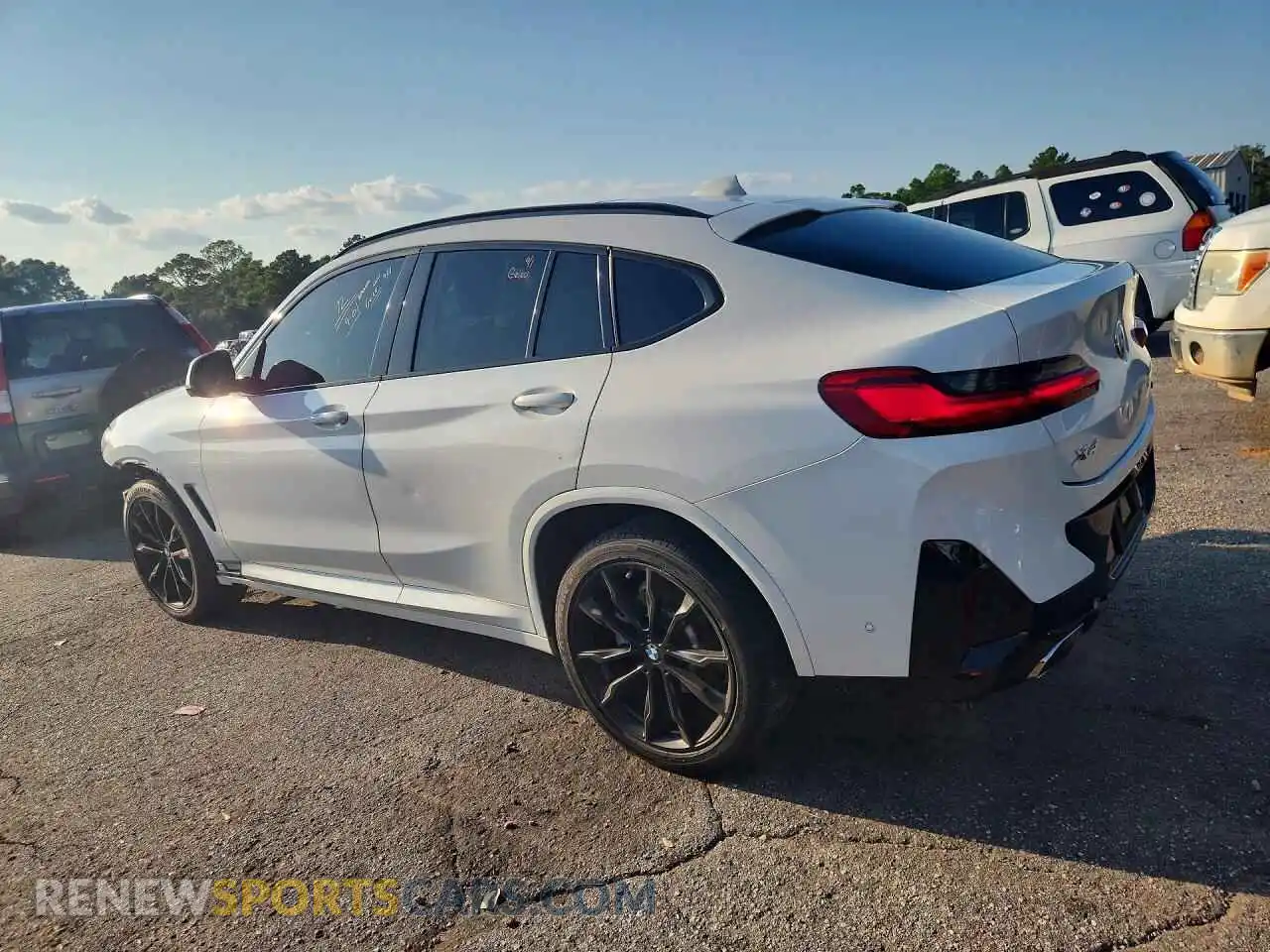 2 Photograph of a damaged car 5UX33DT01N9L25720 BMW X4 2022