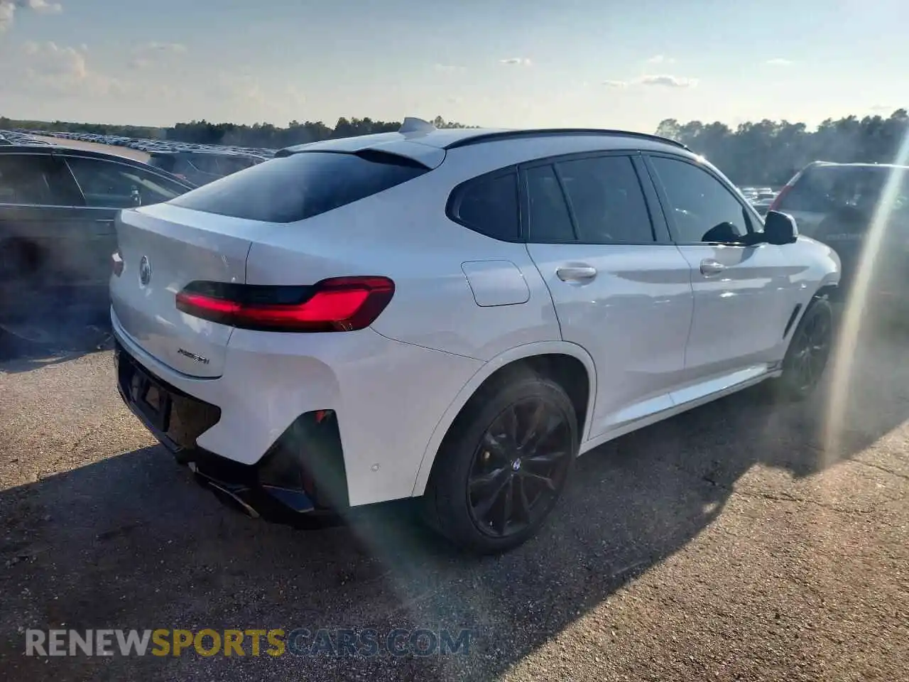3 Photograph of a damaged car 5UX33DT01N9L25720 BMW X4 2022