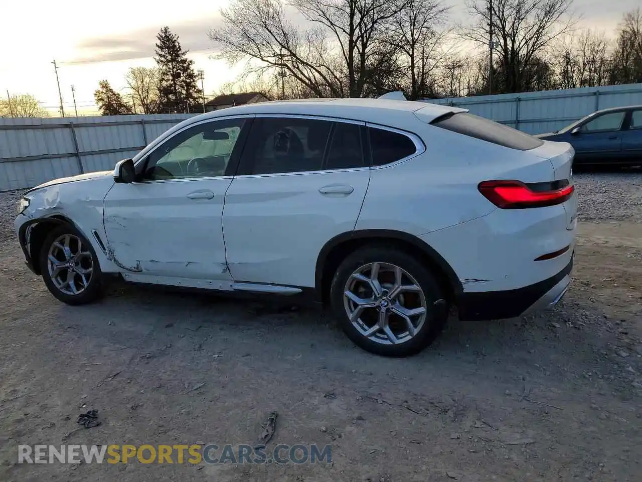 2 Photograph of a damaged car 5UX33DT02N9K81856 BMW X4 2022