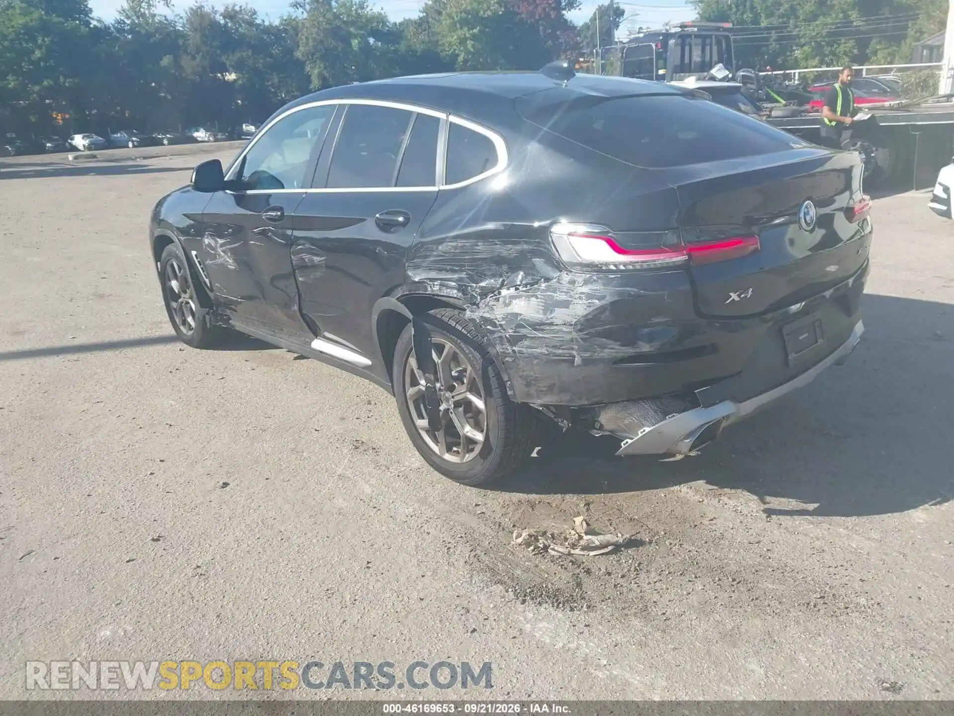 3 Photograph of a damaged car 5UX33DT02N9M34302 BMW X4 2022
