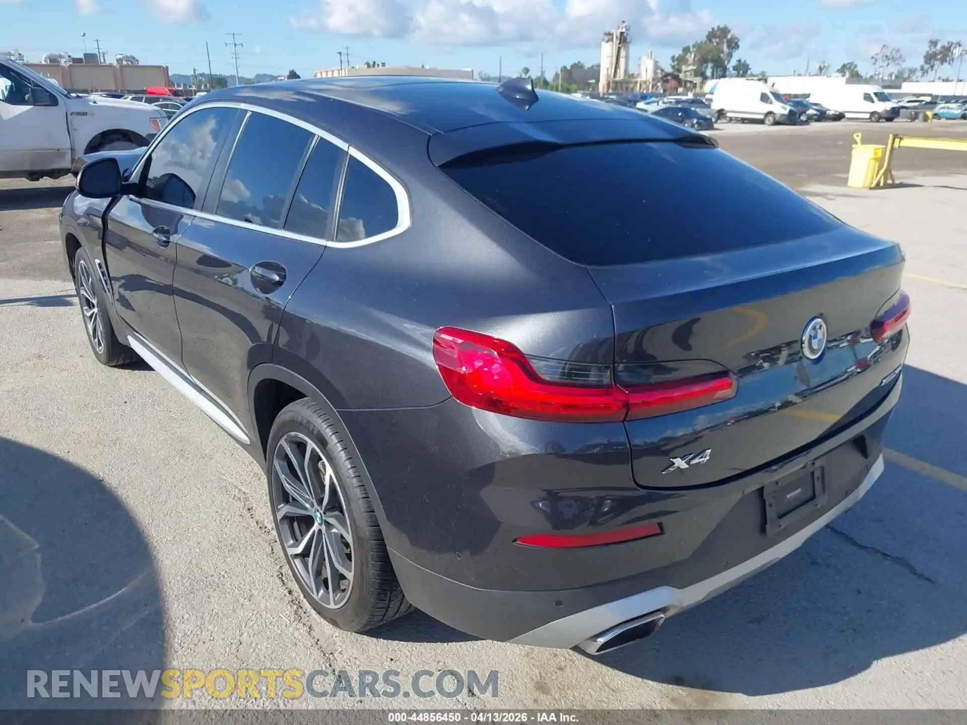 3 Photograph of a damaged car 5UX33DT06N9J37551 BMW X4 2022