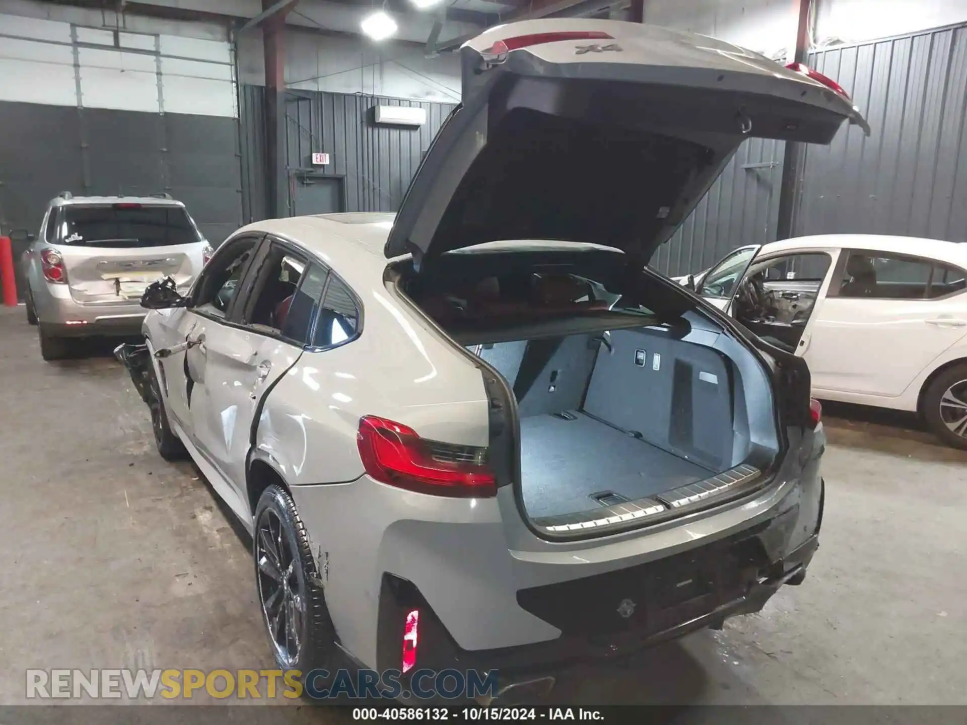 3 Photograph of a damaged car 5UX33DT06N9L51505 BMW X4 2022