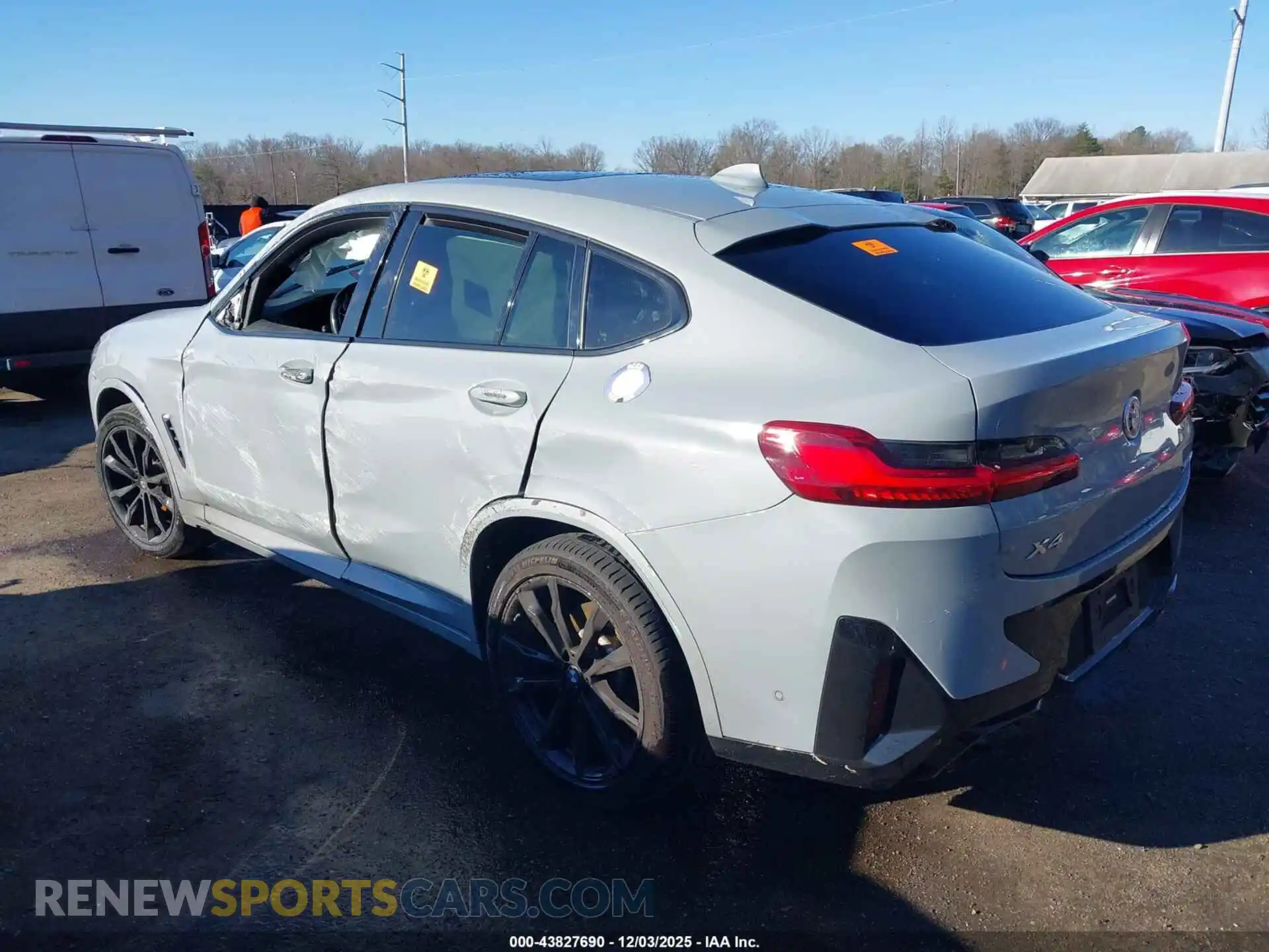3 Photograph of a damaged car 5UX33DT07N9L25561 BMW X4 2022