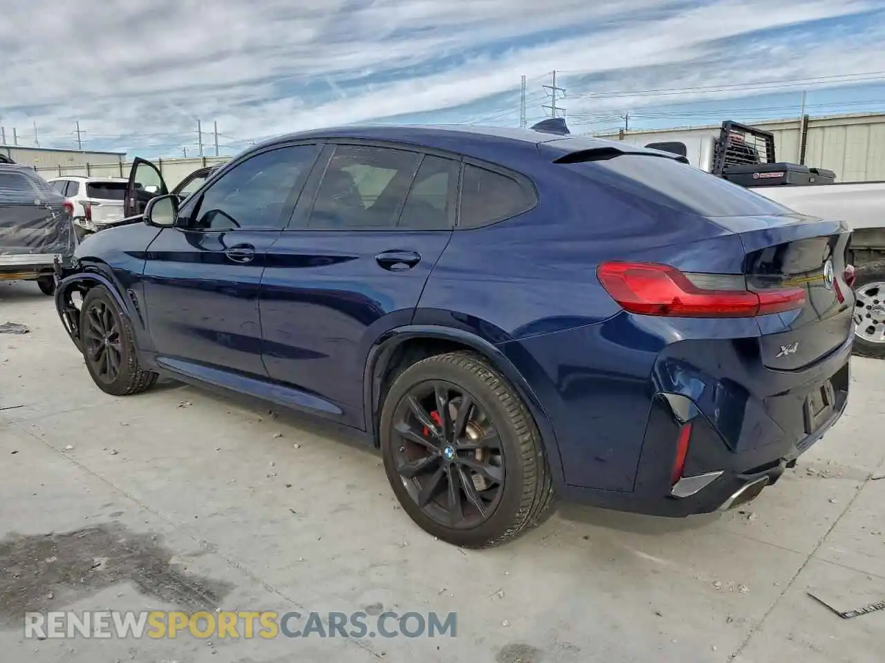 2 Photograph of a damaged car 5UX33DT08N9L26010 BMW X4 2022