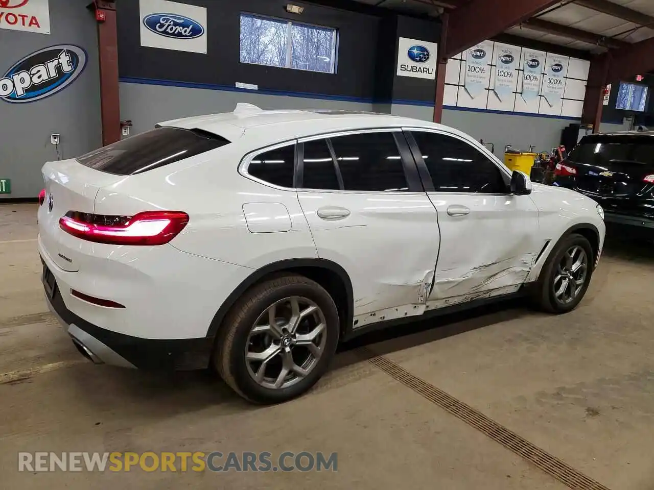 3 Photograph of a damaged car 5UX33DT09N9K12081 BMW X4 2022