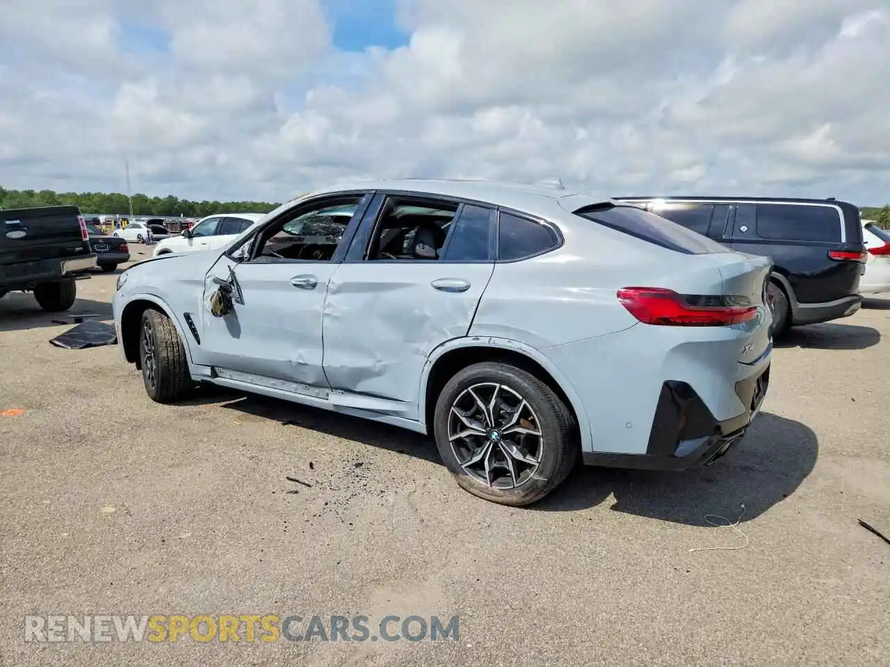 2 Photograph of a damaged car 5UX33DT03P9P03930 BMW X4 2023