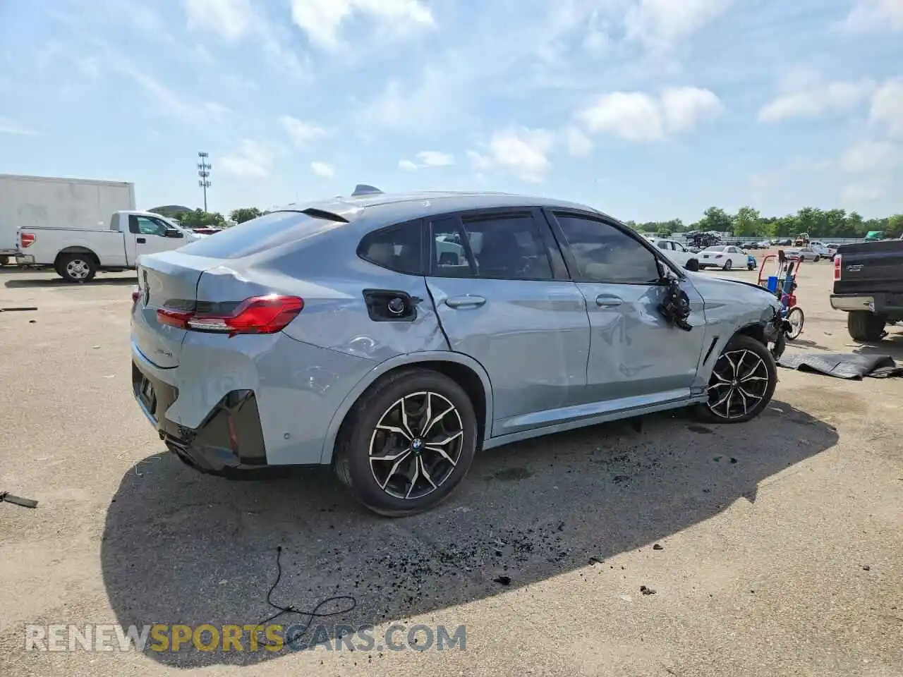 3 Photograph of a damaged car 5UX33DT03P9P03930 BMW X4 2023