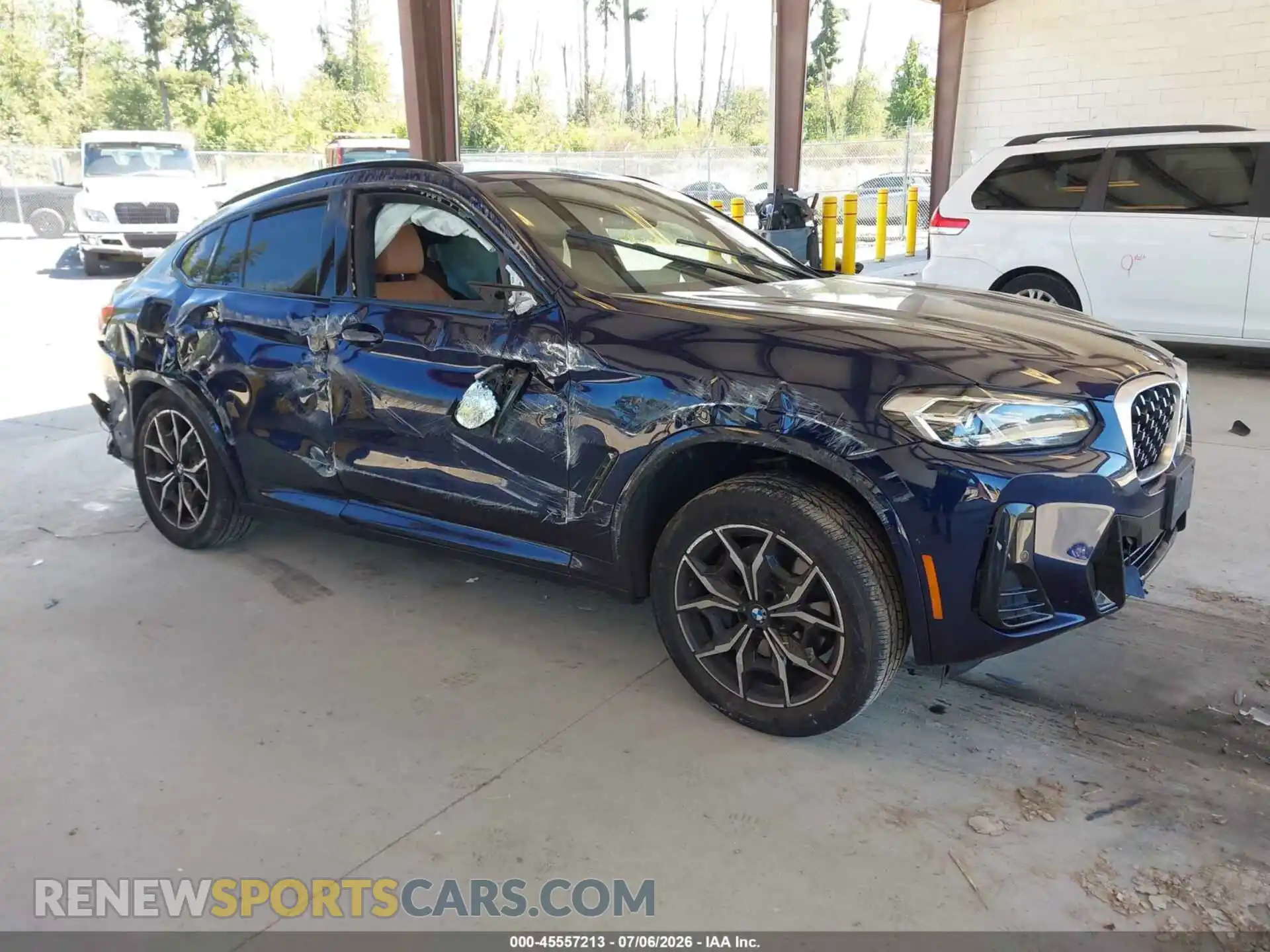 1 Photograph of a damaged car 5UX33DT03P9P13163 BMW X4 2023