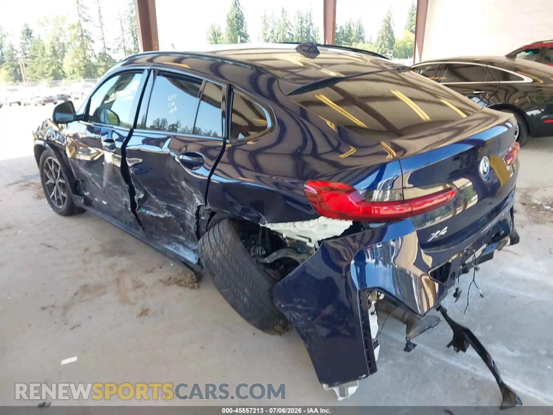 3 Photograph of a damaged car 5UX33DT03P9P13163 BMW X4 2023