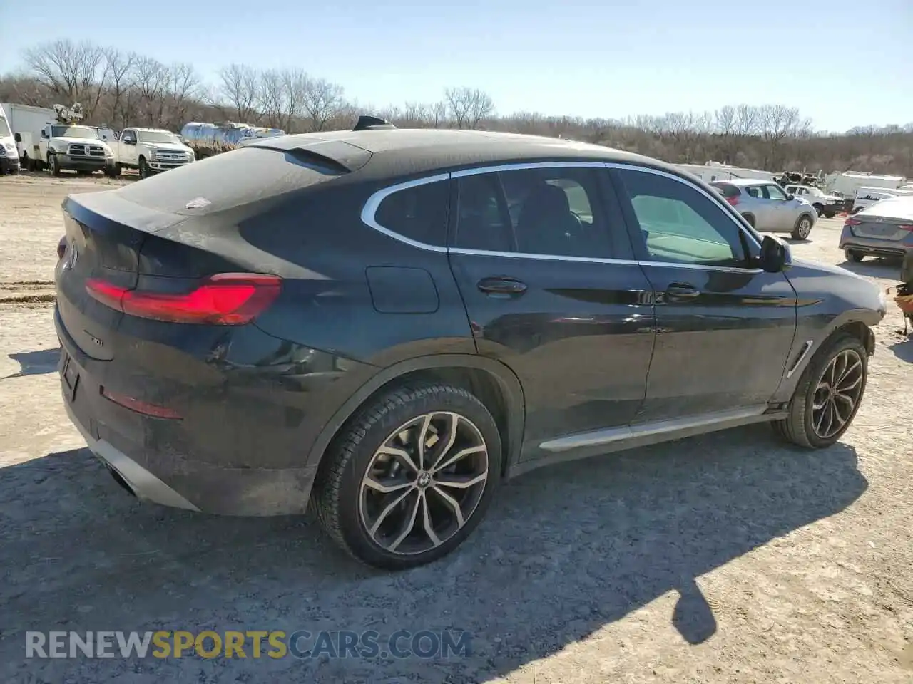 3 Photograph of a damaged car 5UX33DT03P9P53369 BMW X4 2023