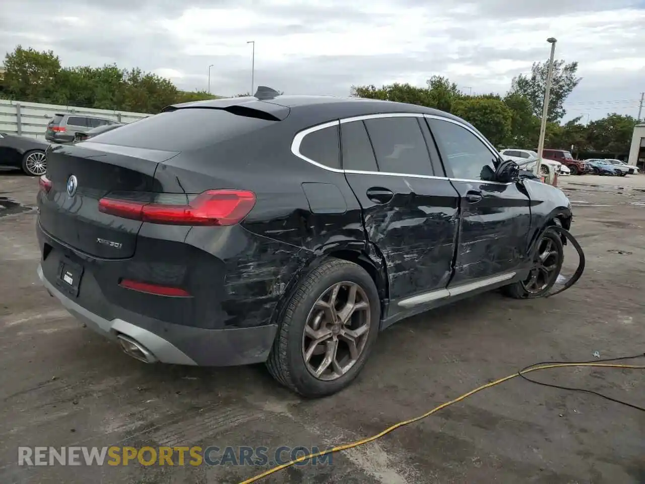 3 Photograph of a damaged car 5UX33DT04P9S73566 BMW X4 2023