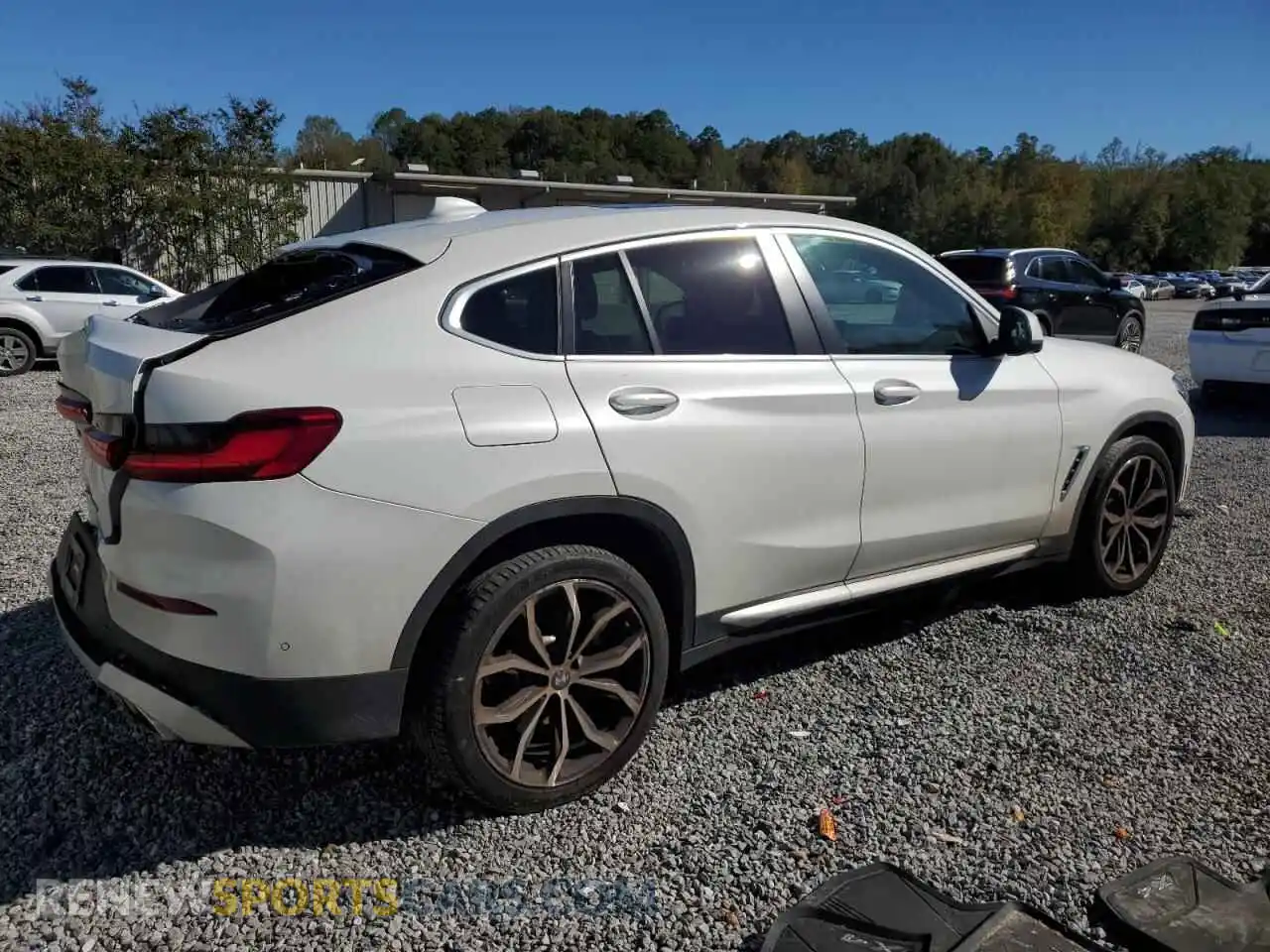 3 Photograph of a damaged car 5UX33DT05P9P82582 BMW X4 2023