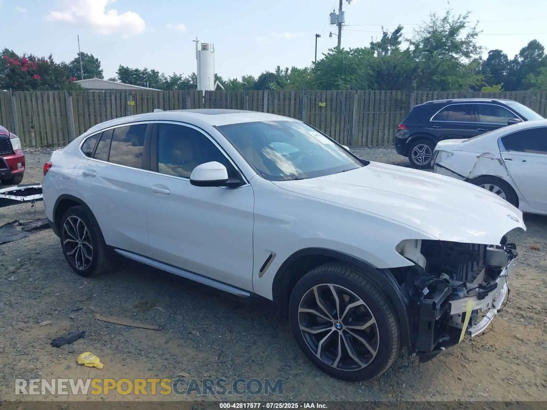 1 Photograph of a damaged car 5UX33DT05P9P95302 BMW X4 2023