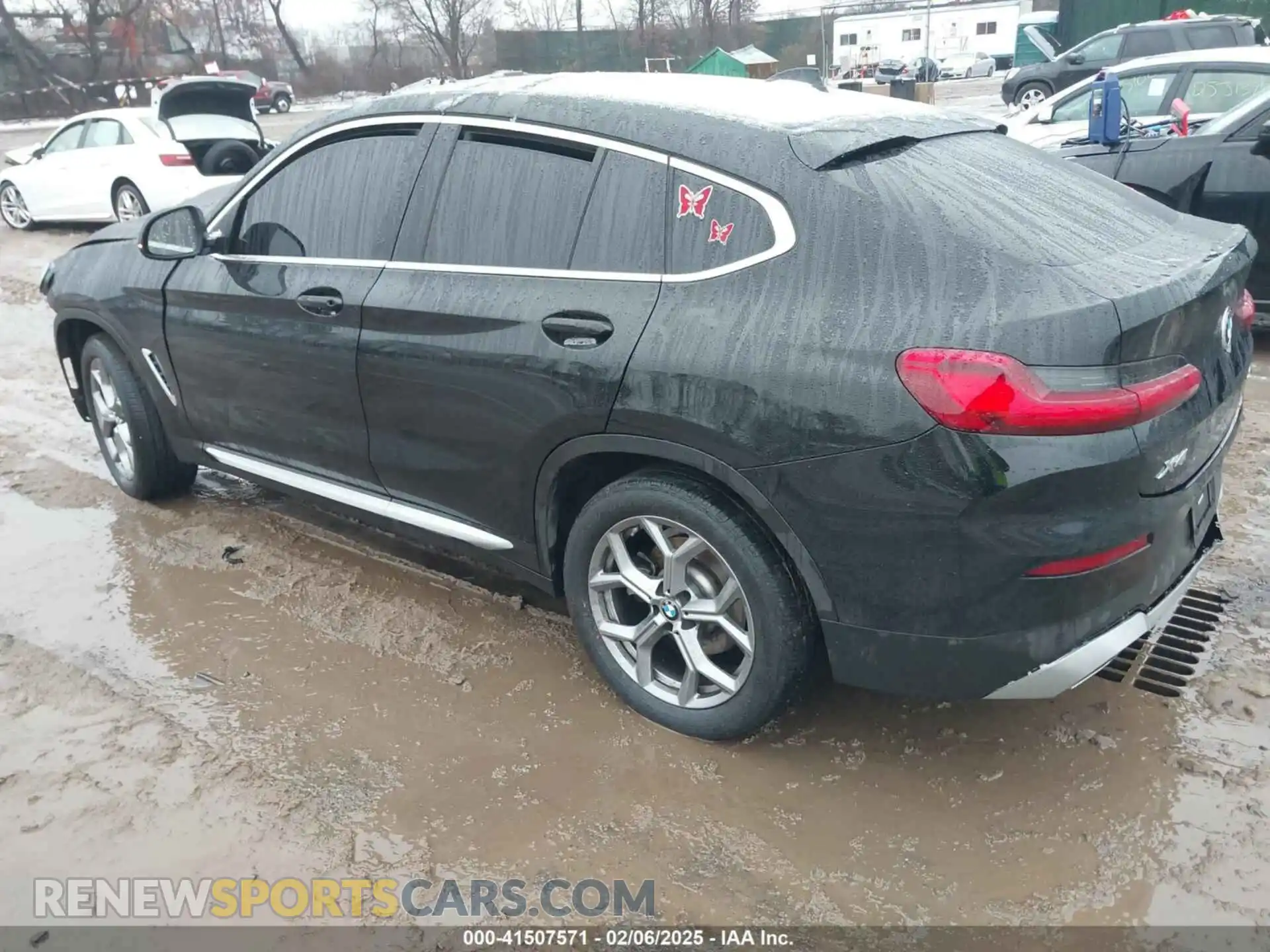 3 Photograph of a damaged car 5UX33DT05P9R43464 BMW X4 2023