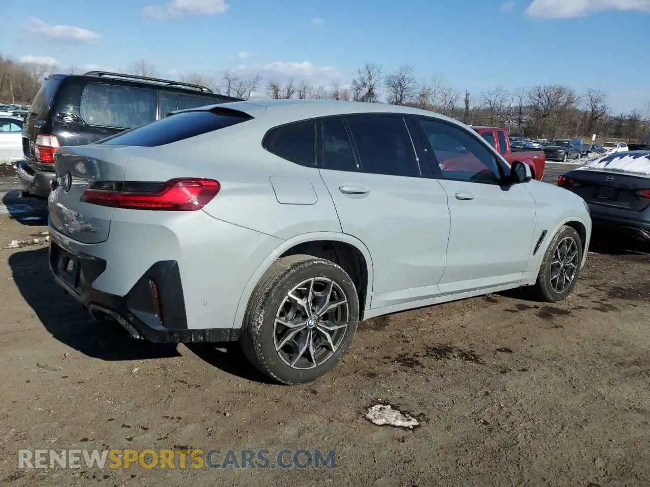 3 Photograph of a damaged car 5UX33DT06P9S04622 BMW X4 2023
