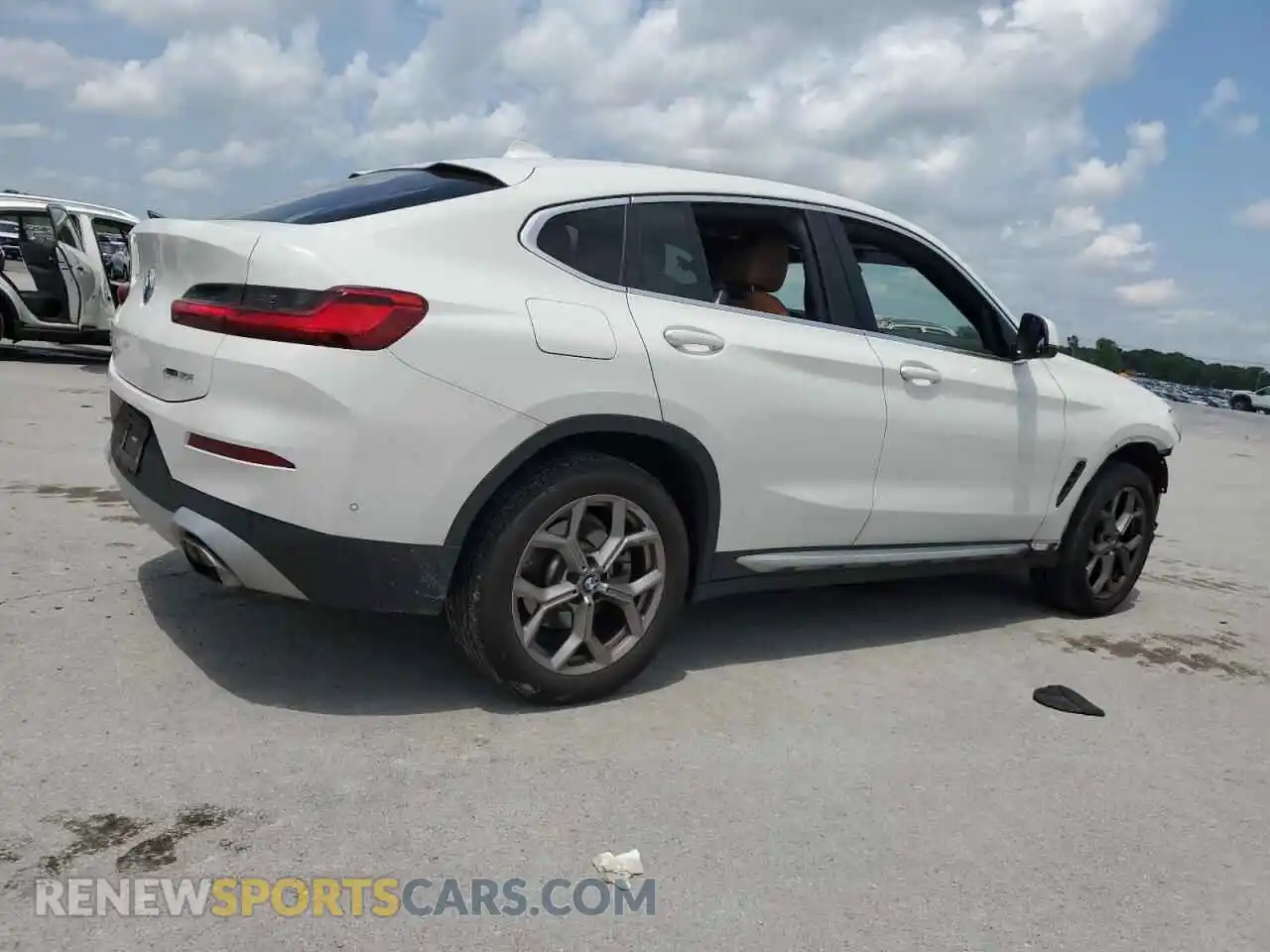 3 Photograph of a damaged car 5UX33DT09P9N51023 BMW X4 2023