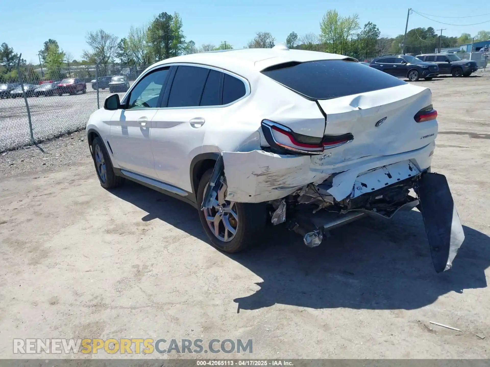 3 Photograph of a damaged car 5UX33DT0XP9R92675 BMW X4 2023