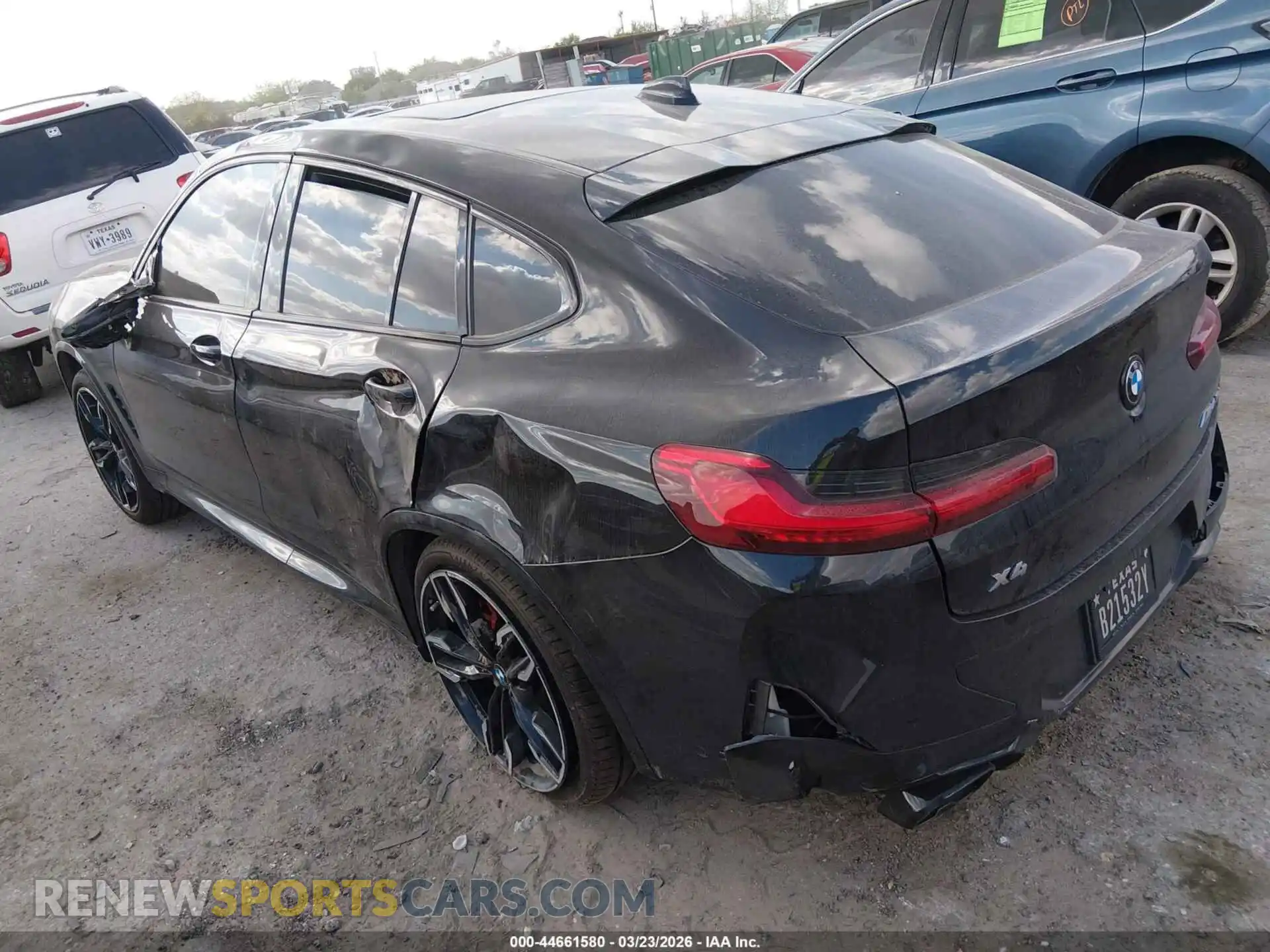 3 Photograph of a damaged car 5UX43DT02P9R76748 BMW X4 2023