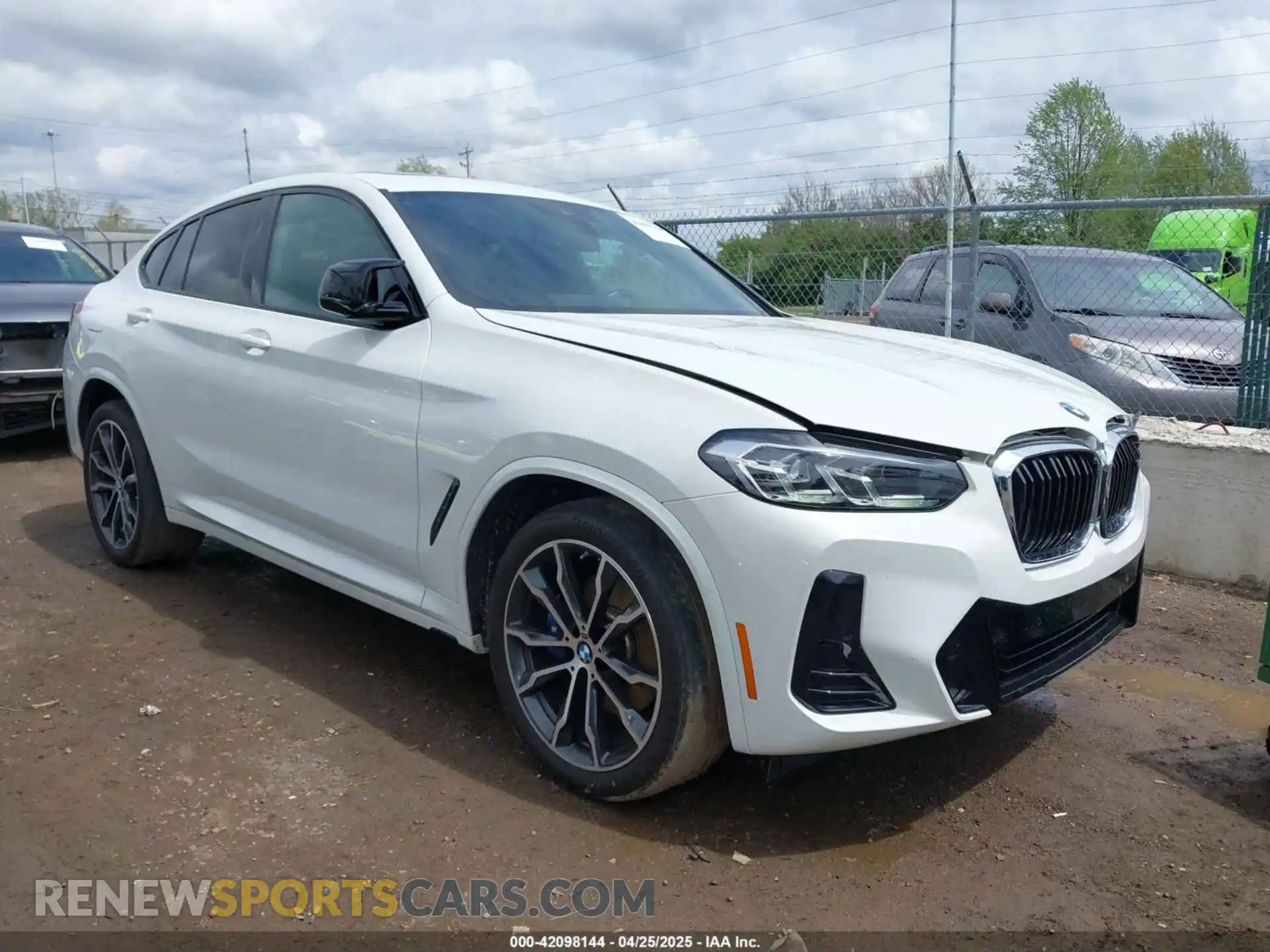 1 Photograph of a damaged car 5UX43DT03P9P97845 BMW X4 2023