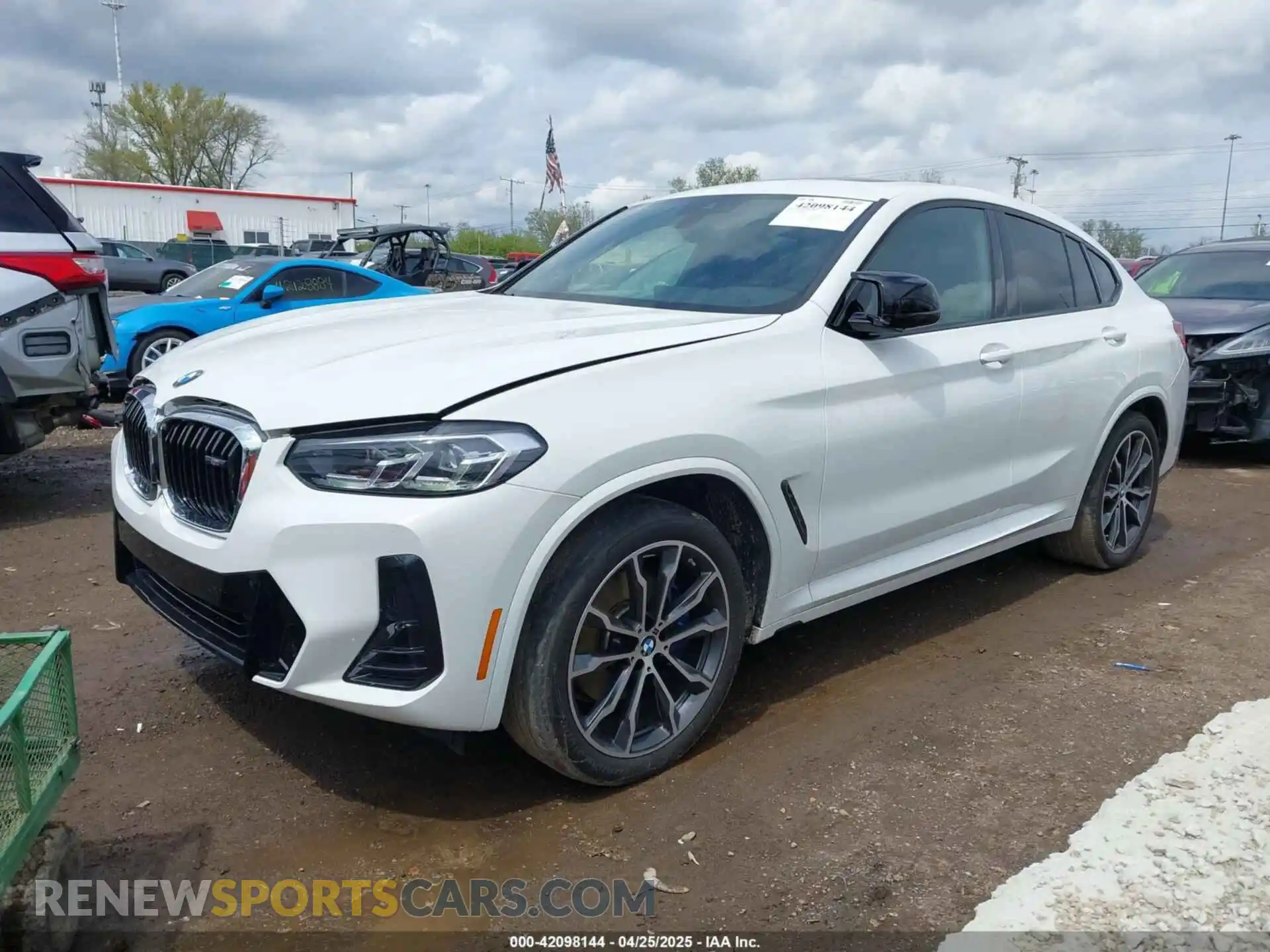 2 Photograph of a damaged car 5UX43DT03P9P97845 BMW X4 2023