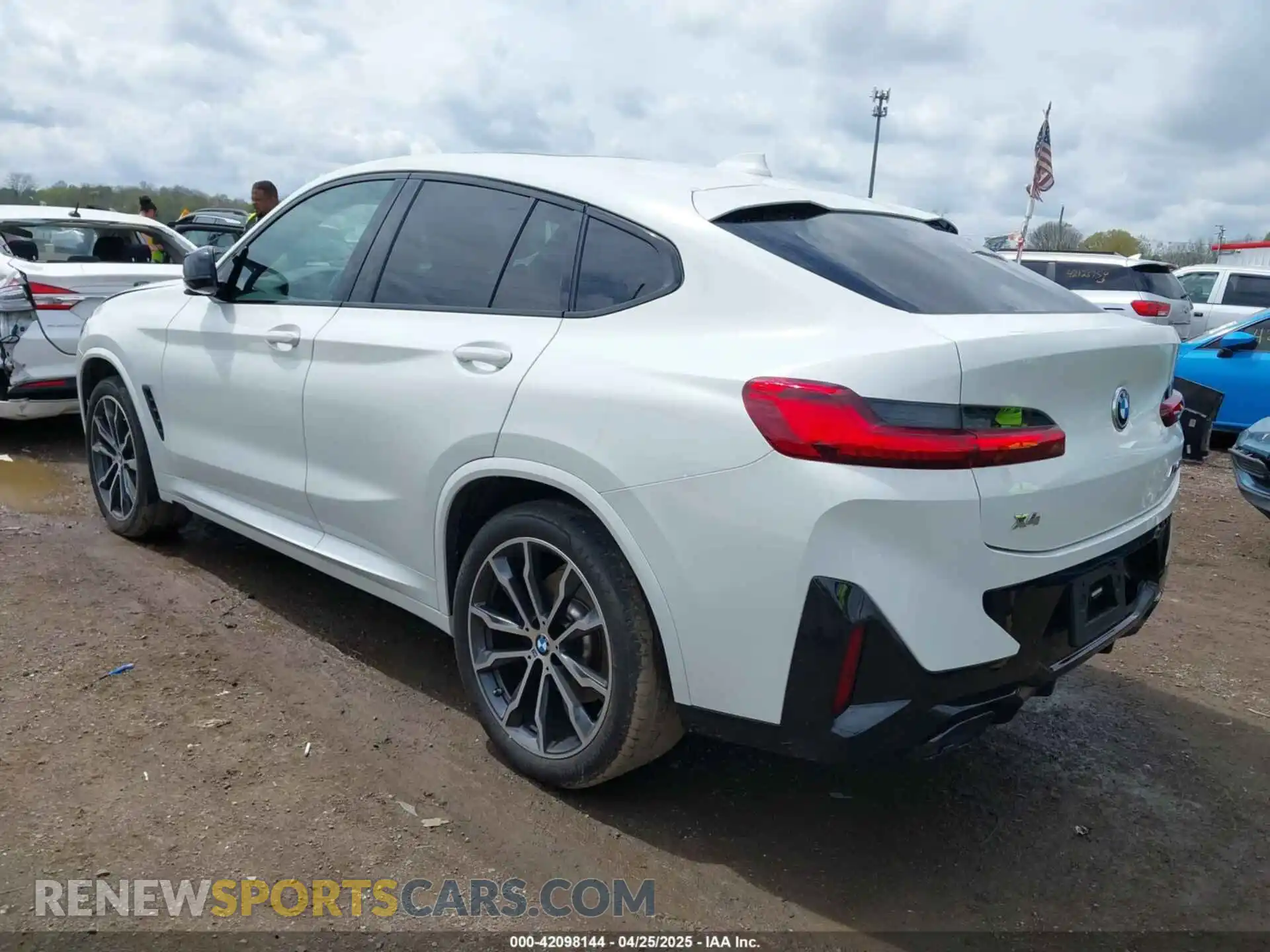 3 Photograph of a damaged car 5UX43DT03P9P97845 BMW X4 2023