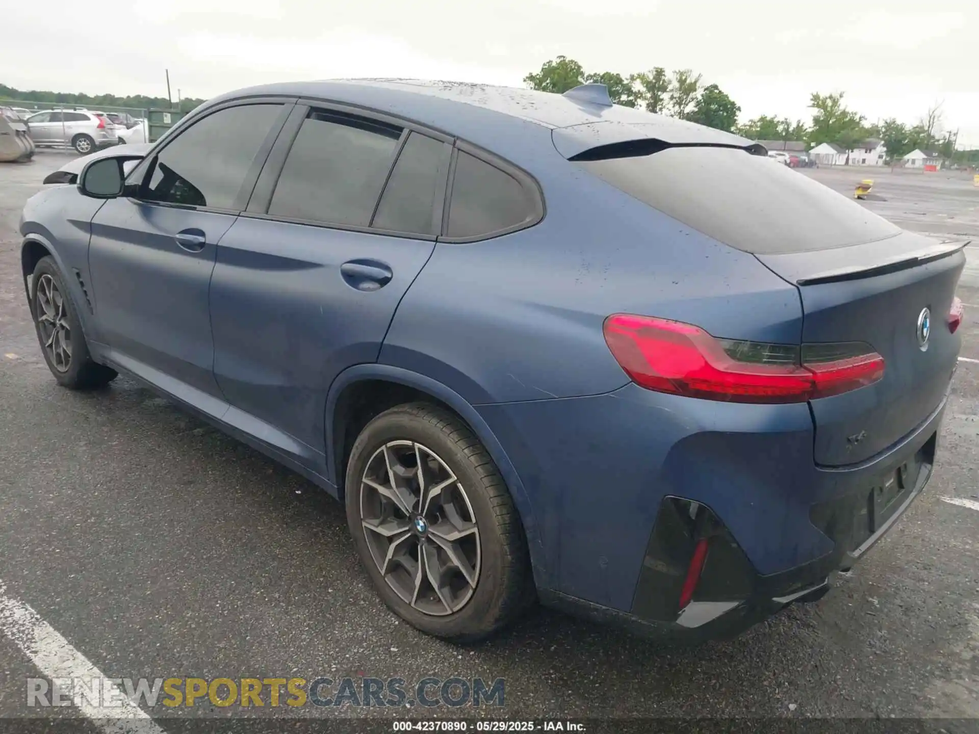 3 Photograph of a damaged car 5UX43DT04P9P31854 BMW X4 2023