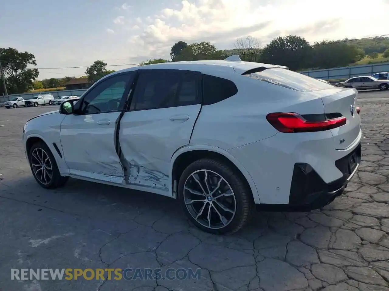 2 Photograph of a damaged car 5UX43DT05P9N67255 BMW X4 2023