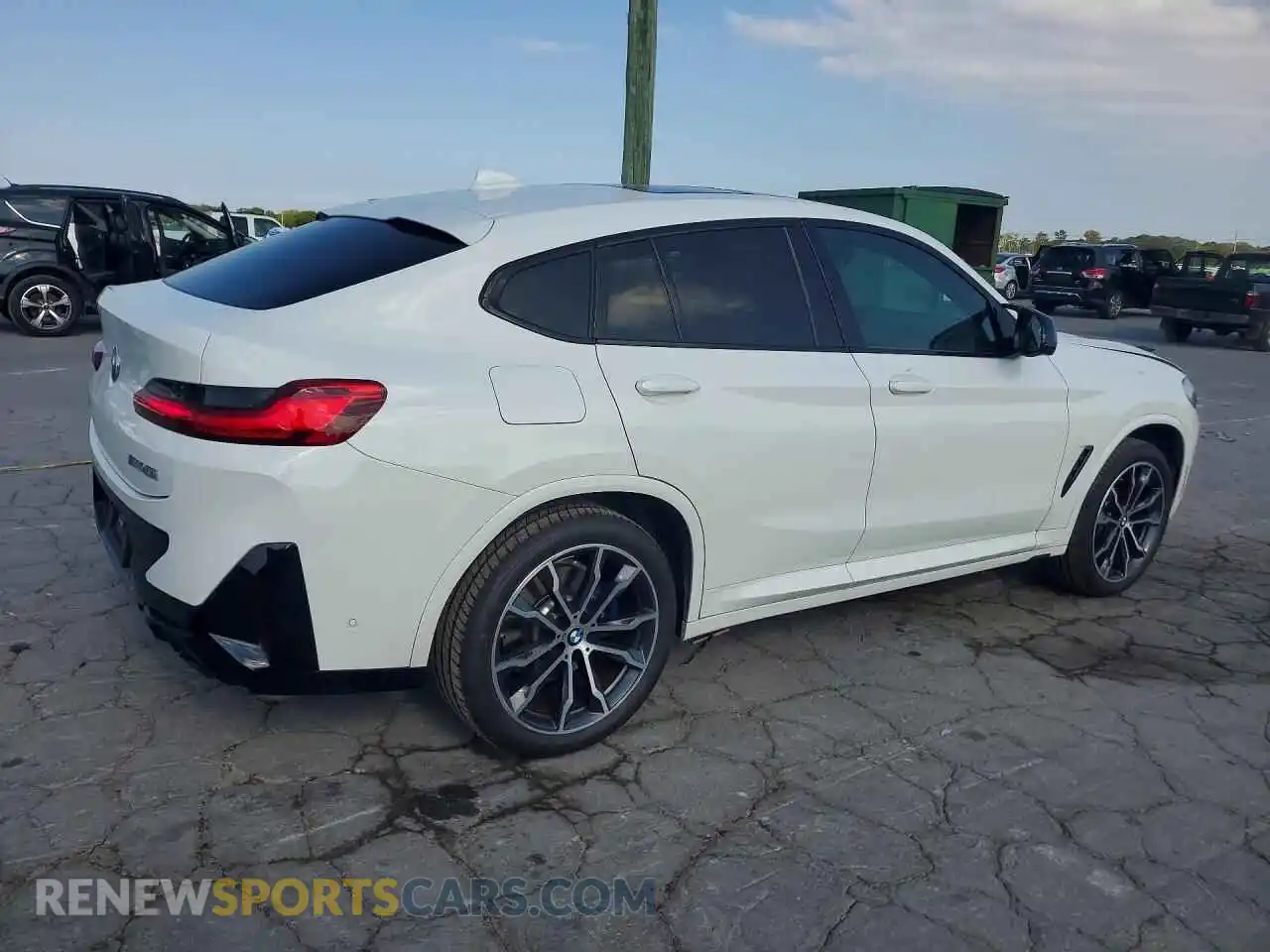 3 Photograph of a damaged car 5UX43DT05P9N67255 BMW X4 2023