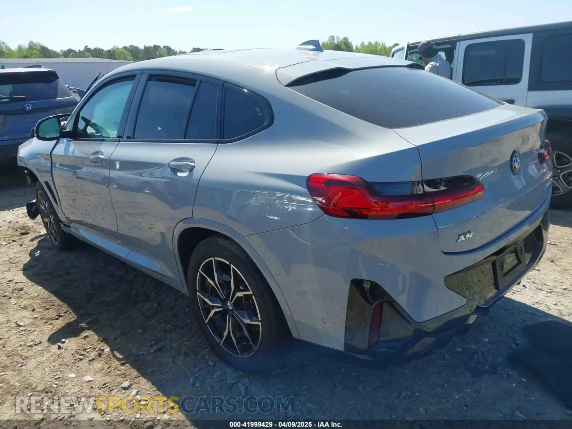 3 Photograph of a damaged car 5UX43DT06P9T36381 BMW X4 2023