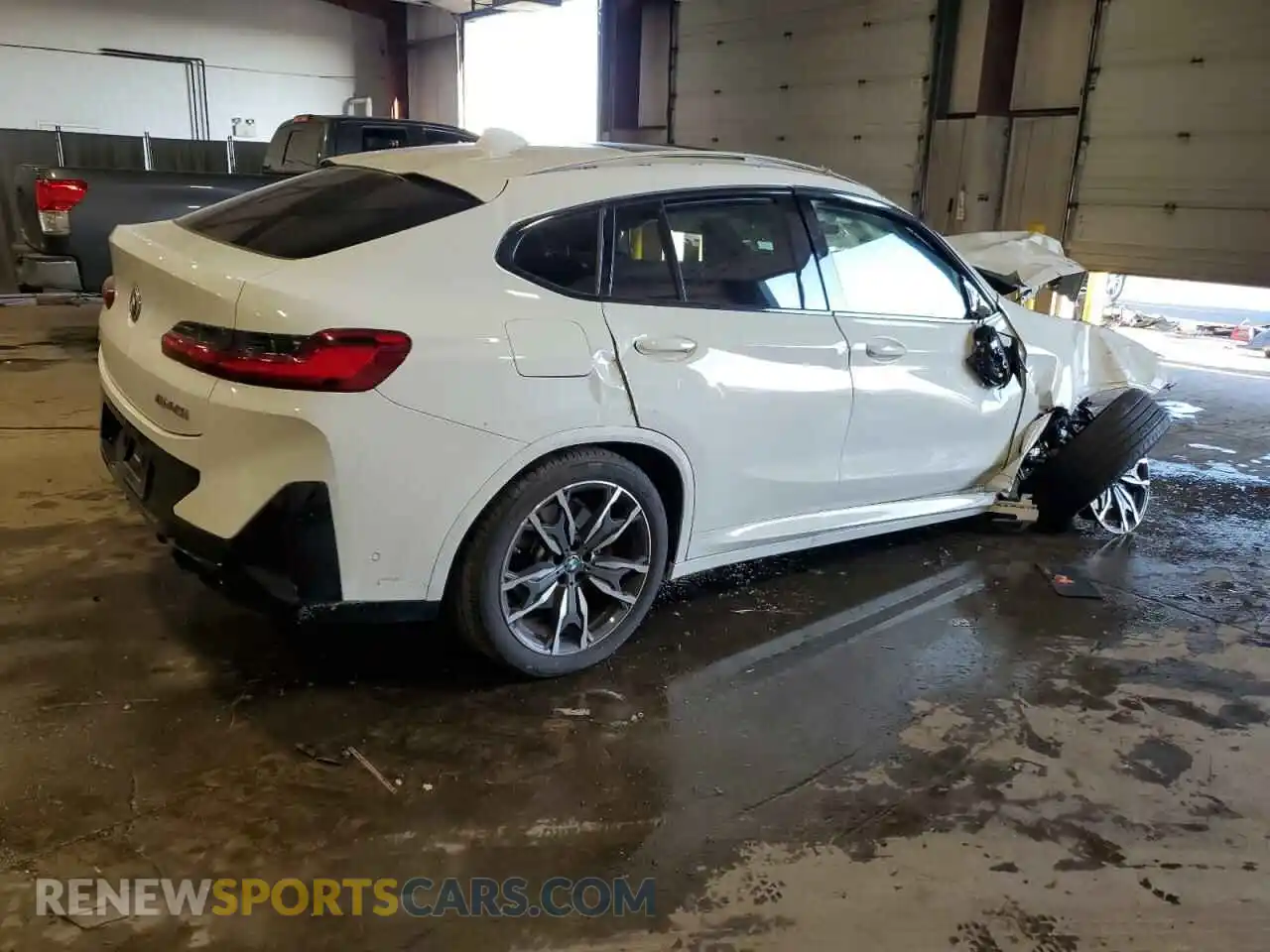 3 Photograph of a damaged car 5UX43DT08P9S08322 BMW X4 2023