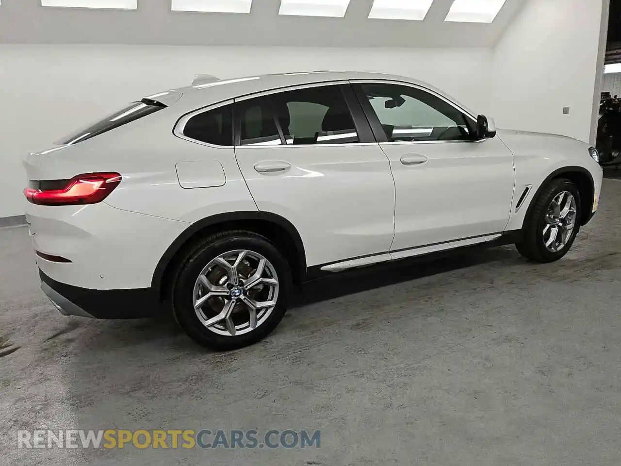 3 Photograph of a damaged car 5UX33DT01R9W97208 BMW X4 2024