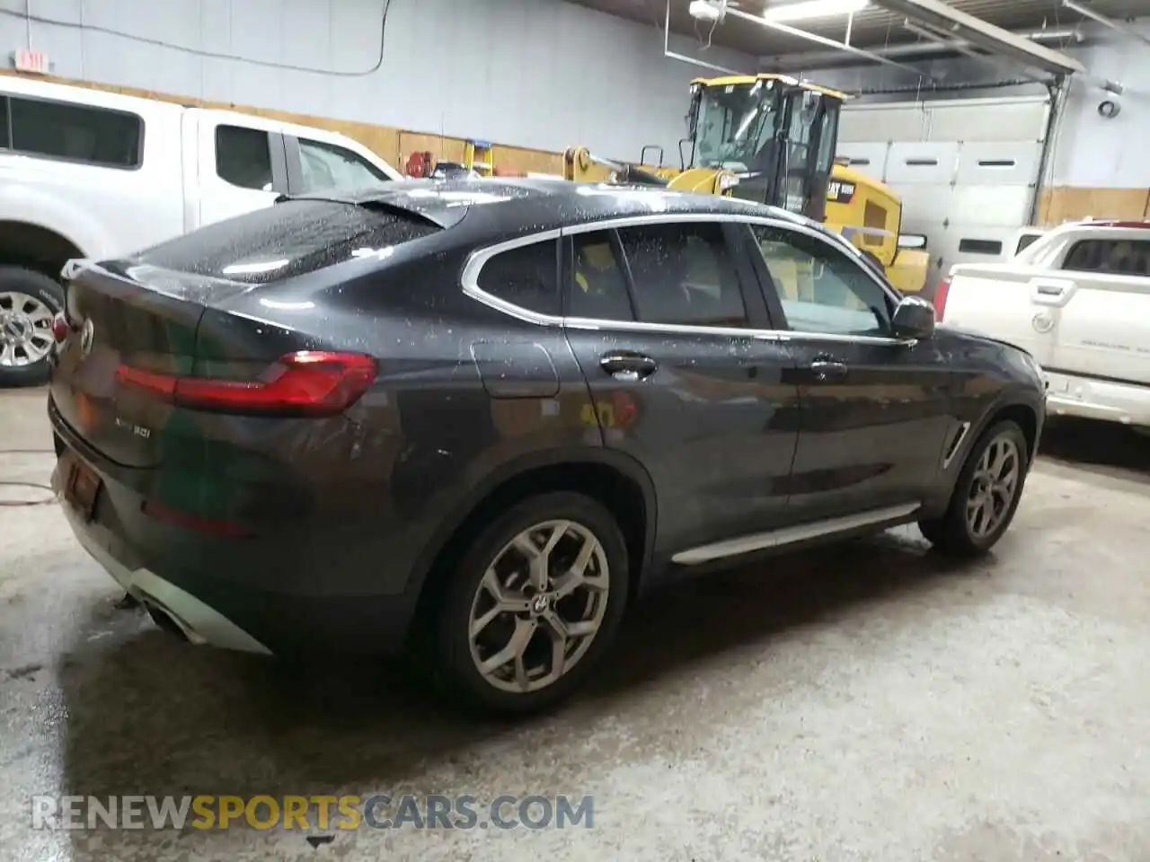 3 Photograph of a damaged car 5UX33DT04R9V03982 BMW X4 2024
