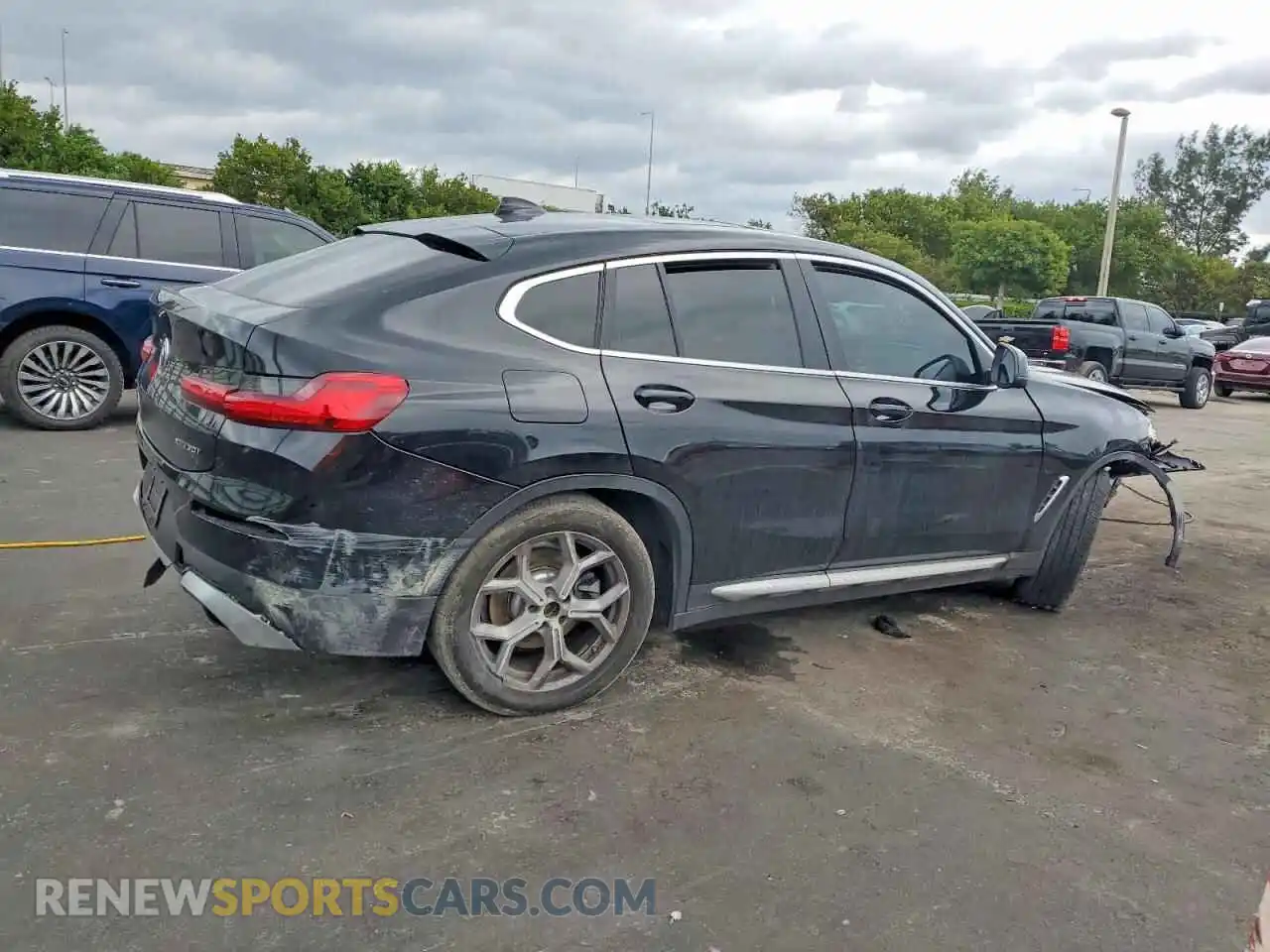 3 Photograph of a damaged car 5UX33DT05R9T42865 BMW X4 2024