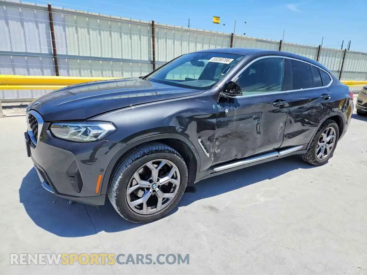 1 Photograph of a damaged car 5UX33DT06R9V28141 BMW X4 2024