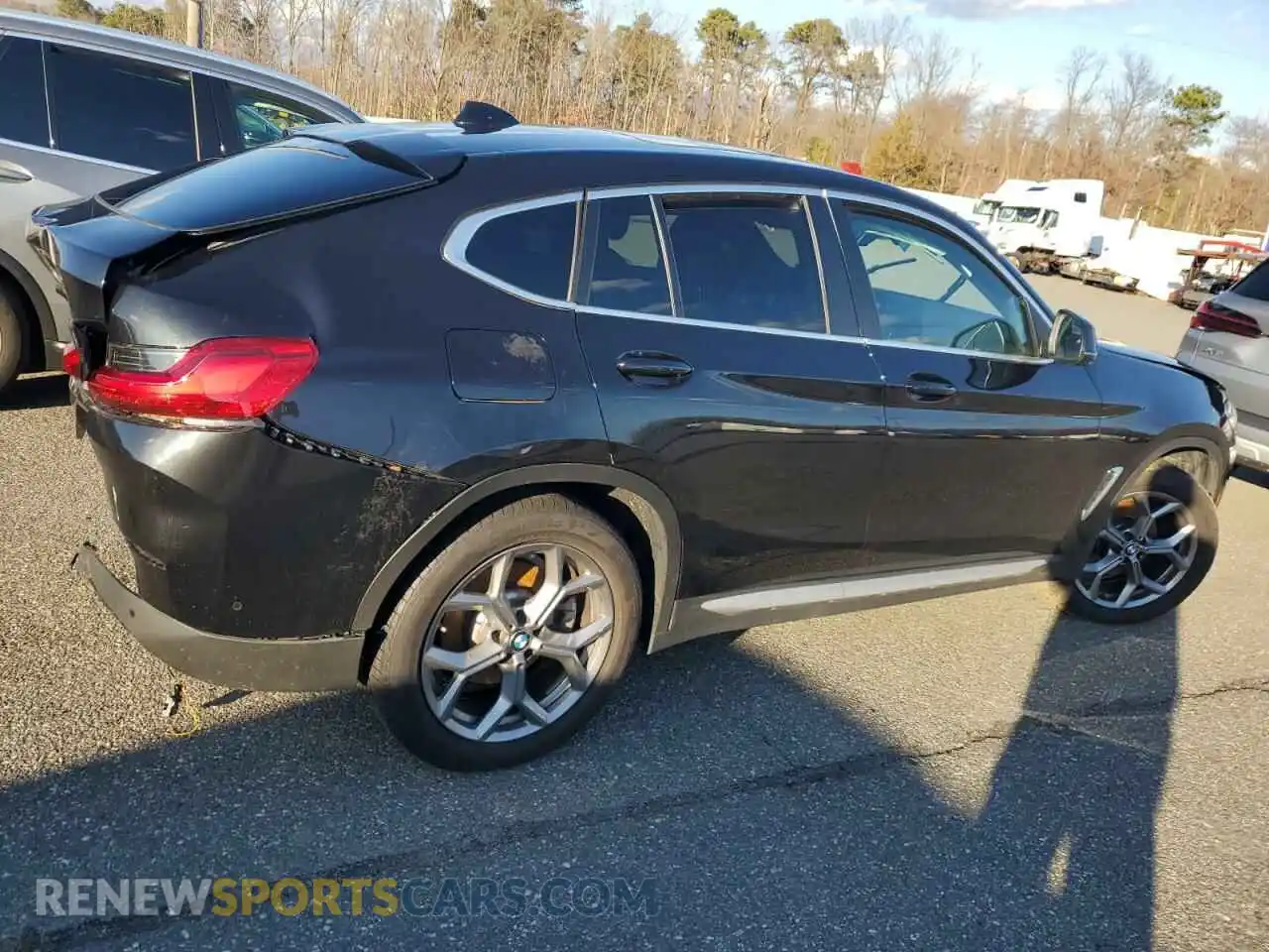 3 Photograph of a damaged car 5UX33DT06R9W18020 BMW X4 2024